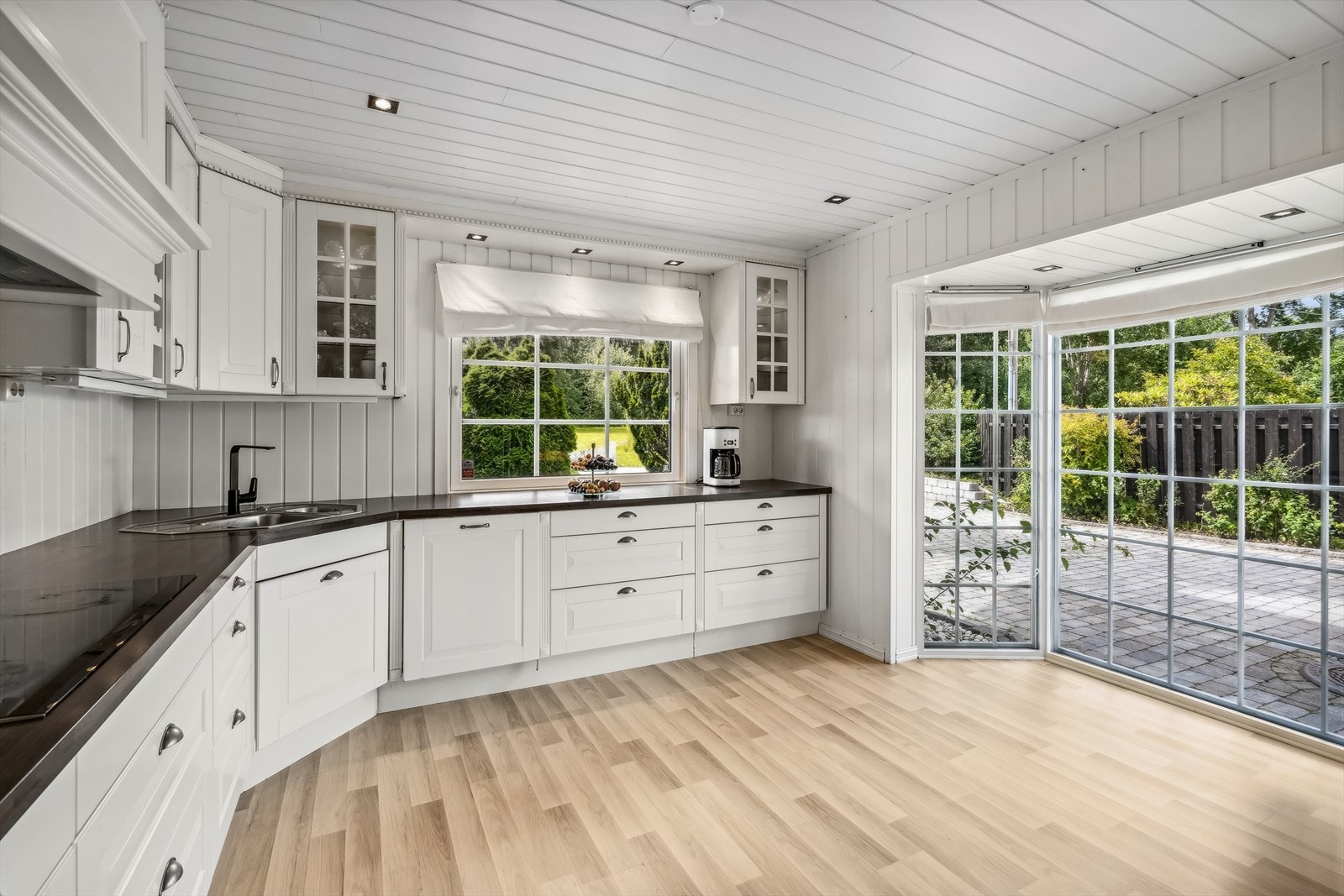 Av integrerte hvitevarer er det oppvaskmaskin, induksjonstopp, stekeovn, micro og vannstoppsystem med fuktføler under deler av innredningen. Det er kjøkkenventilator med avtrekk ut. Galleribilde