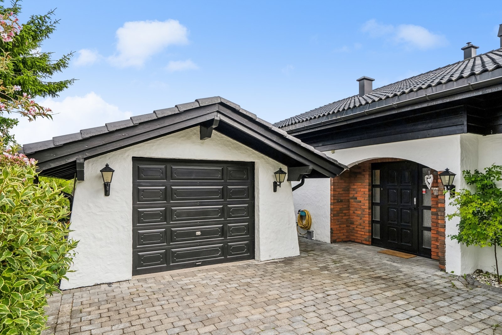 Parkering i garasje, og på biloppstillingsplasser på eiendommen. Galleribilde