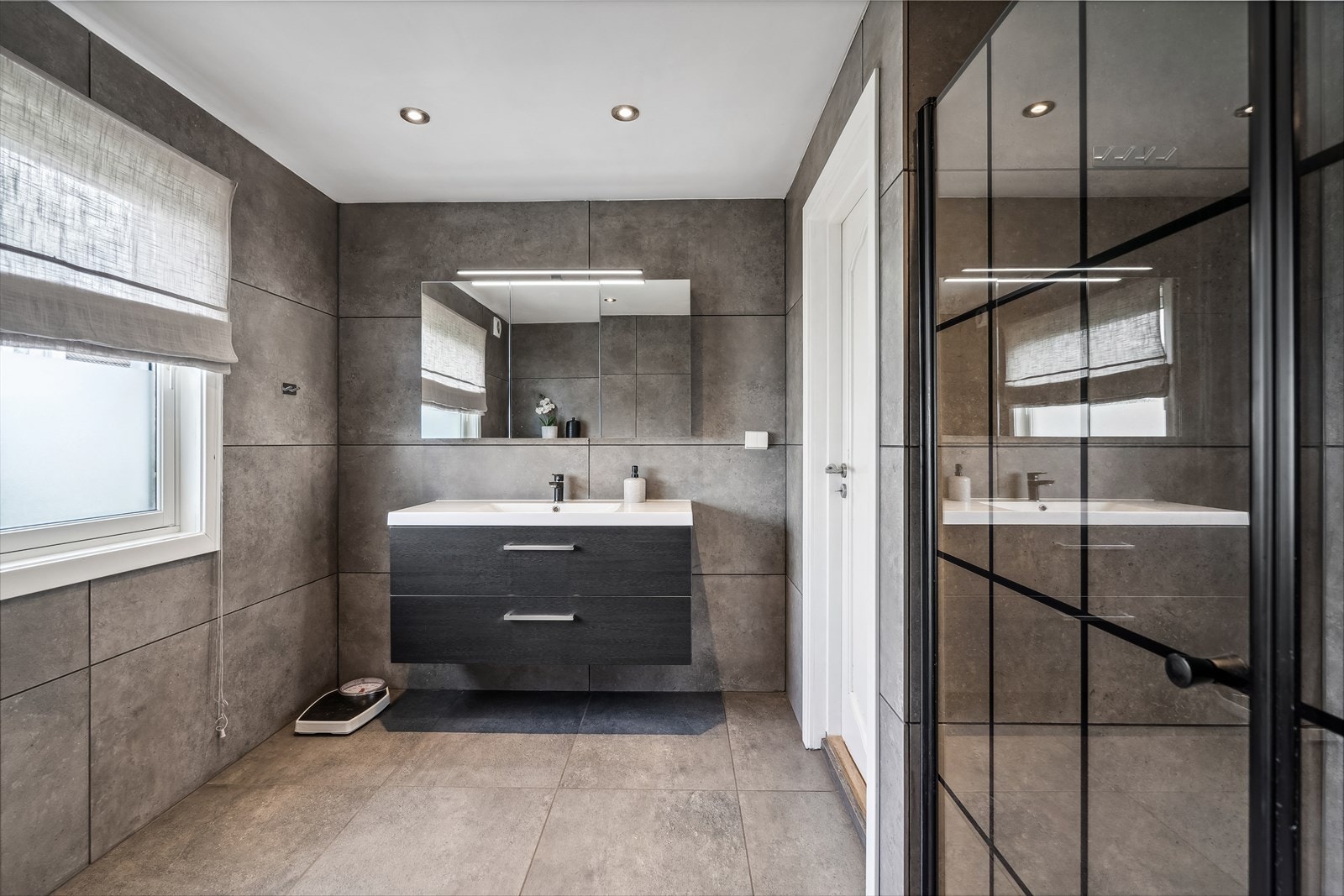 Badet i første etasje ble pusset opp i 2020, og er helfliset og lekkert. Galleribilde