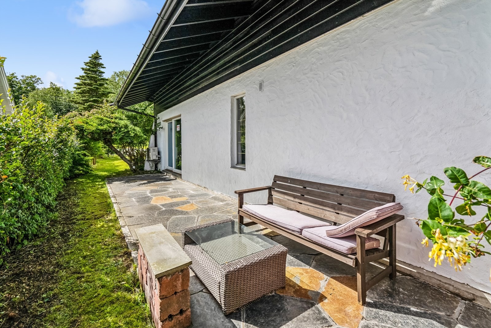 Solen skinner på baksiden av boligen om morgenen, noe som gir en lys og behagelig start på dagen. Galleribilde