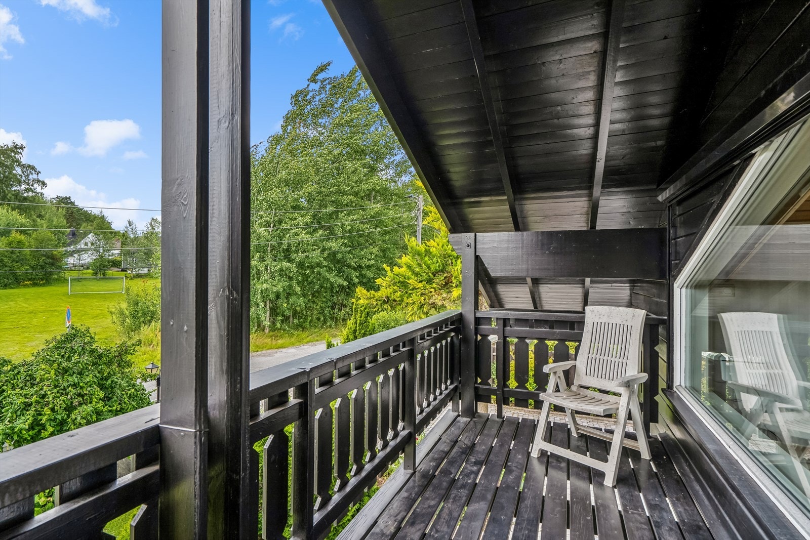 Fra balkongen er det fin utsikt mot nærområdet. Galleribilde