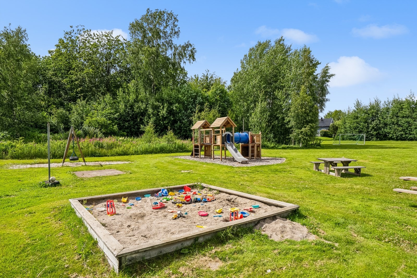 Herlig park med boltreplass for barn i alle aldre. Galleribilde