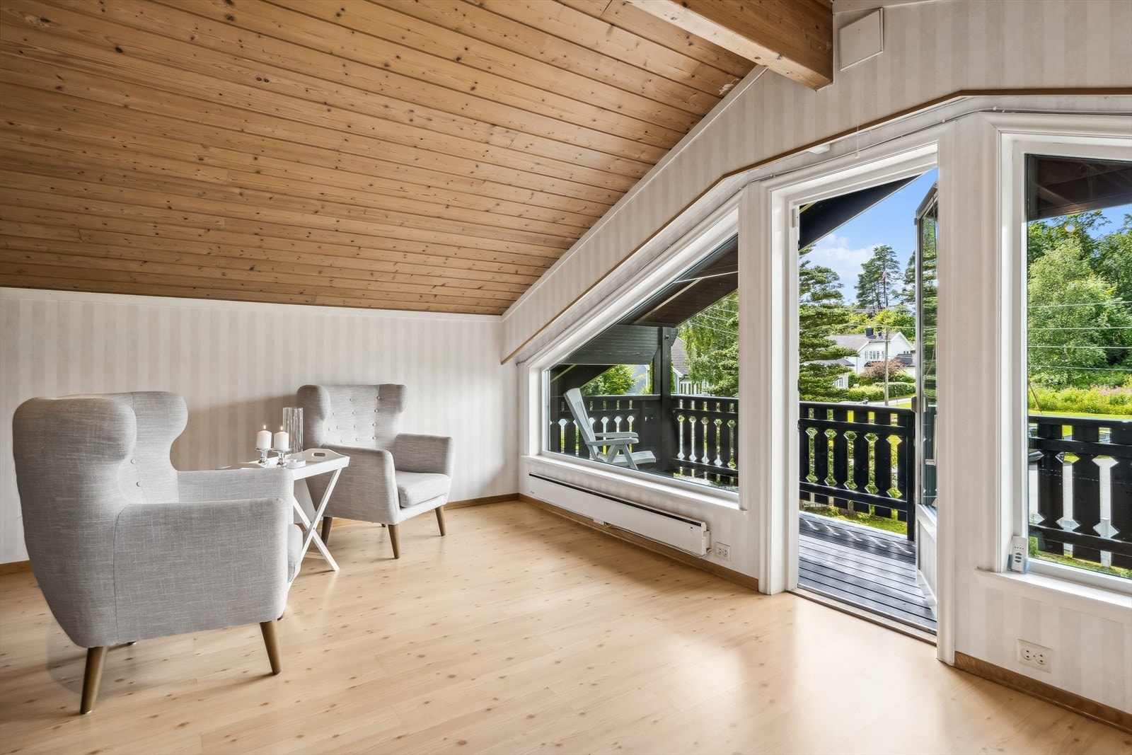Fra loftsstuen er det utgang til en hyggelig balkong. Galleribilde