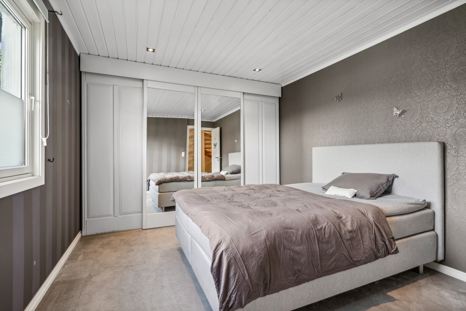 Boligen har tre gode soverom. Hovedsoverommet har god plass til dobbeltseng, og rikelig med garderobeplass. Galleribilde