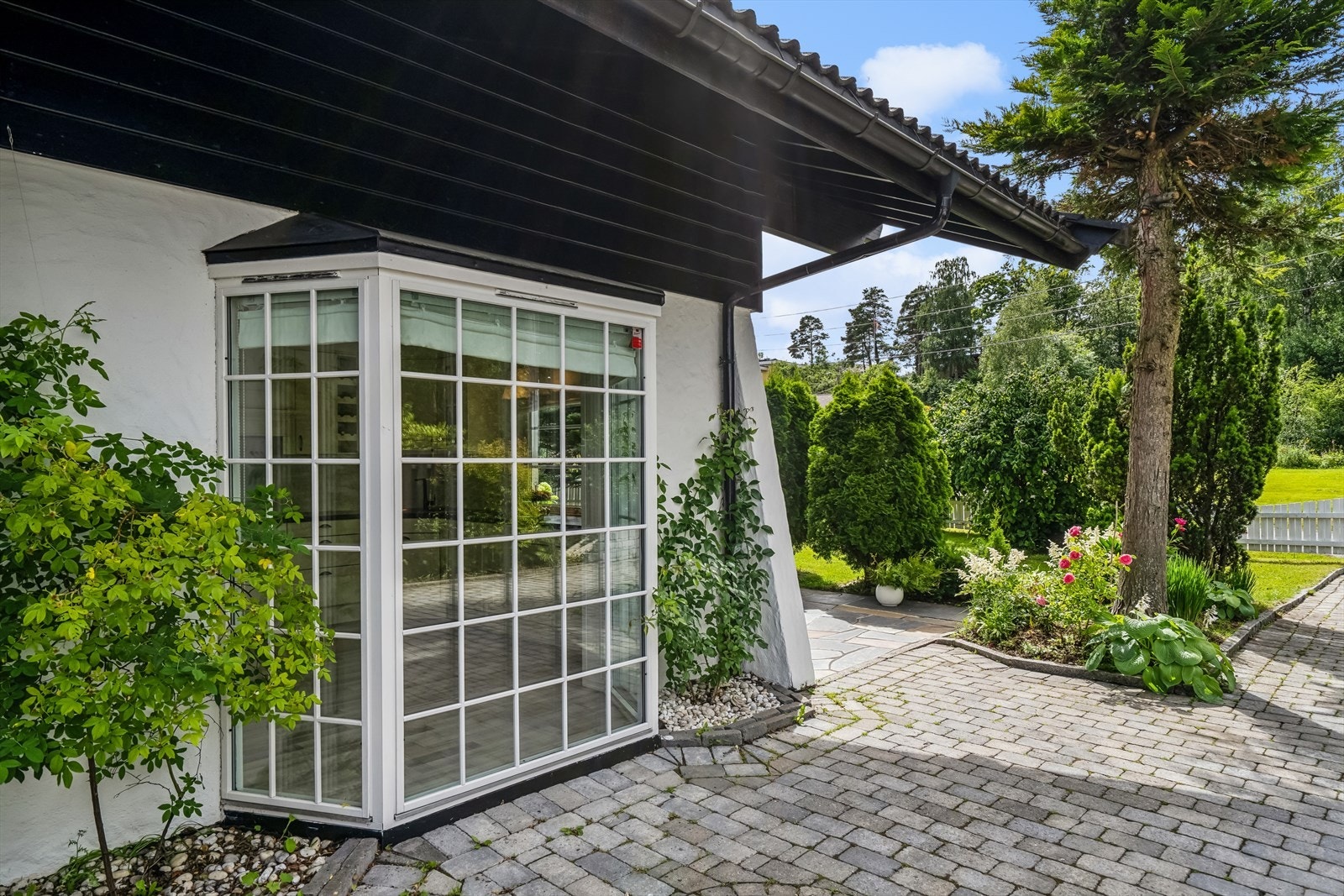 Fine karnapper gir både karakter til huset og gode lysforhold inne. Galleribilde