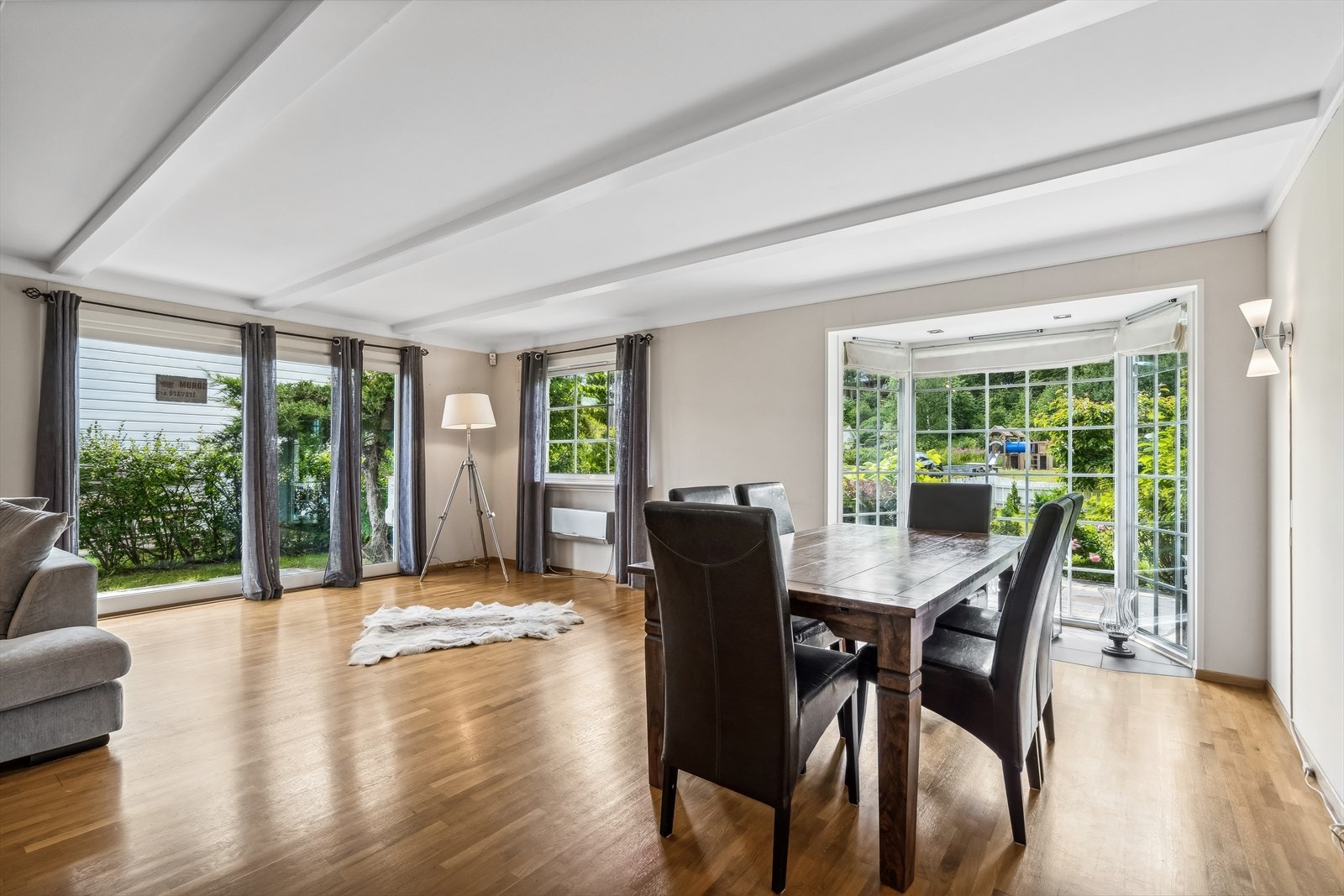 Store vindusflater fyller rommet med naturlig lys og gir en luftig atmosfære. Galleribilde