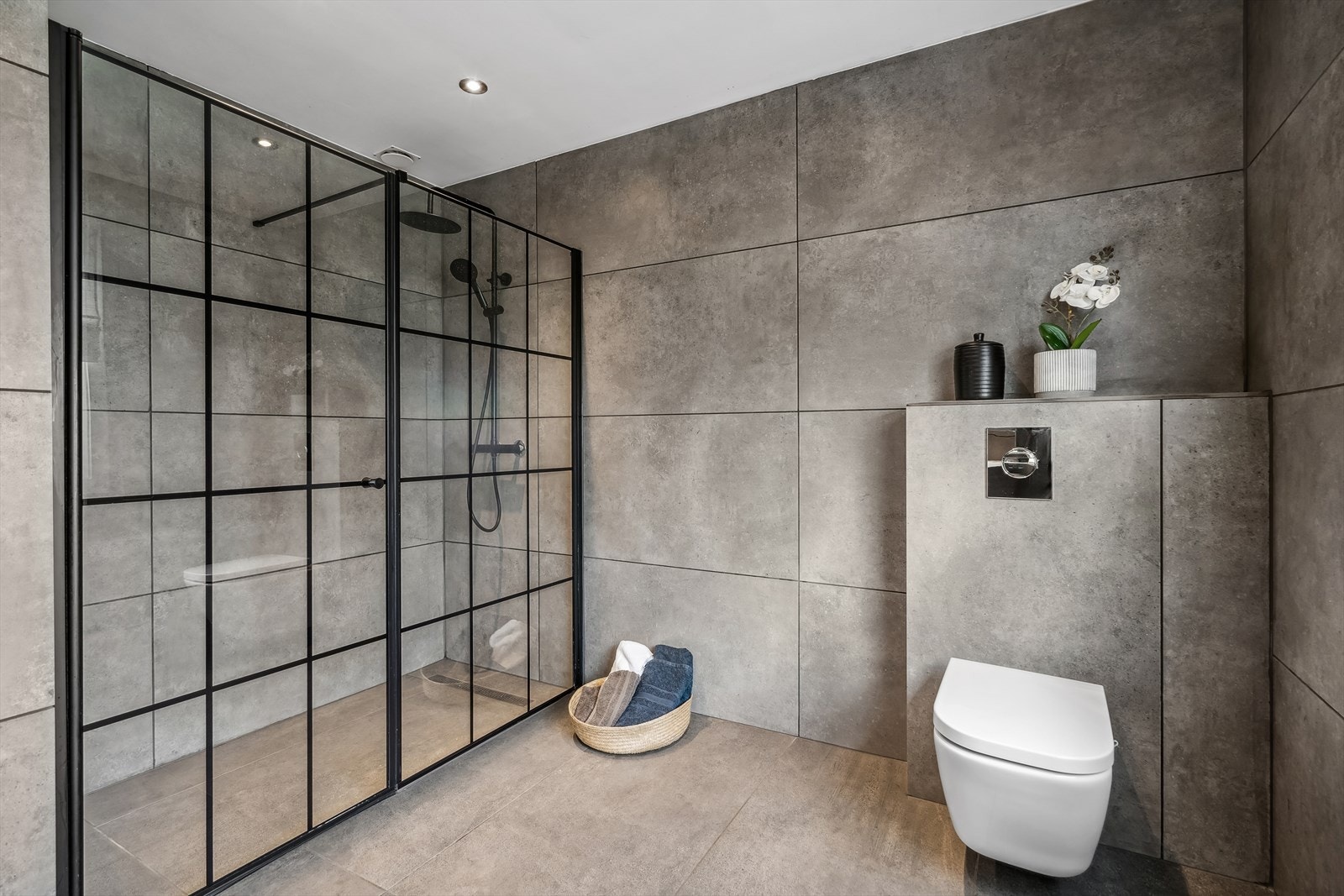 Rommet har innredning med nedfelt servant, veggmontert toalett og dusjvegger/hjørne. Galleribilde