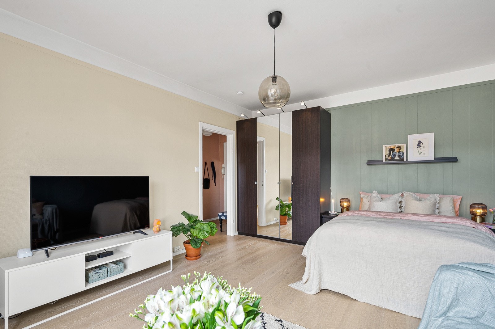 God plass til stort garderobeskap. Galleribilde