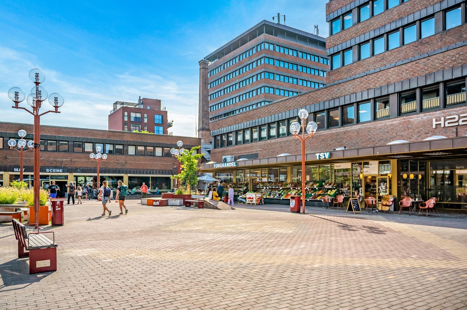 En kort spasertur unna finner du Tøyen Torg med diverse dagligvarehandler, bakeri, blomsterbutikk, m.m. Galleribilde