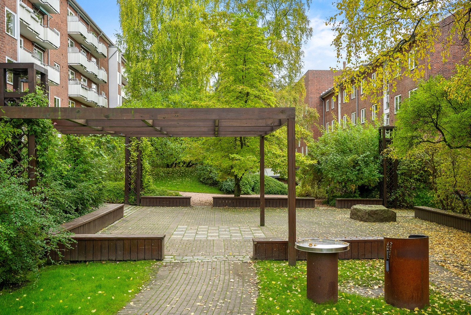 Aksjelaget har utegrill og fire langbord med krakker som beboere kan benytte seg av. Perfekt om du skal ha selskap på sommeren! Galleribilde