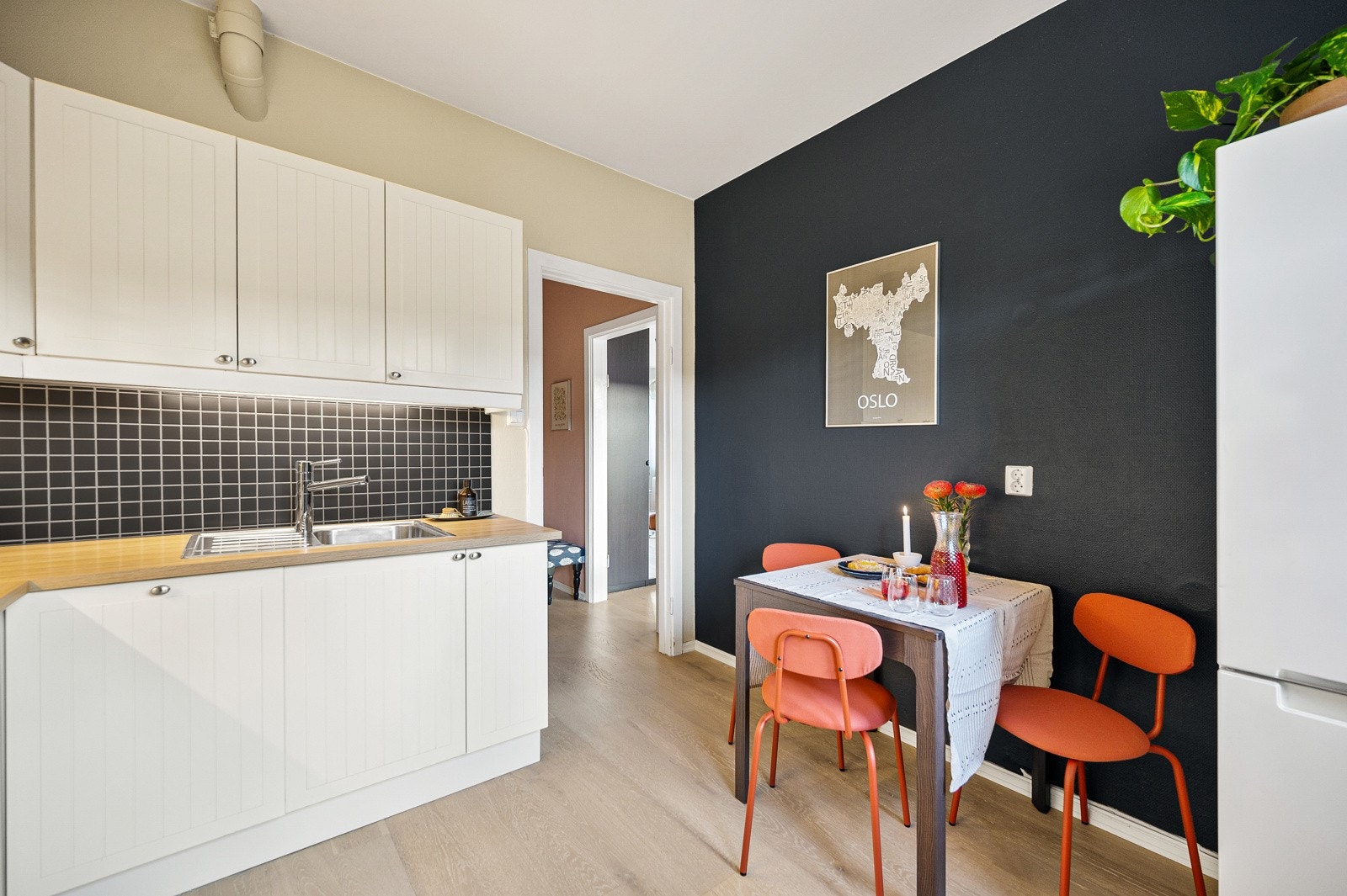 Kjøkkenet er romslig med plass til spisebord. Galleribilde