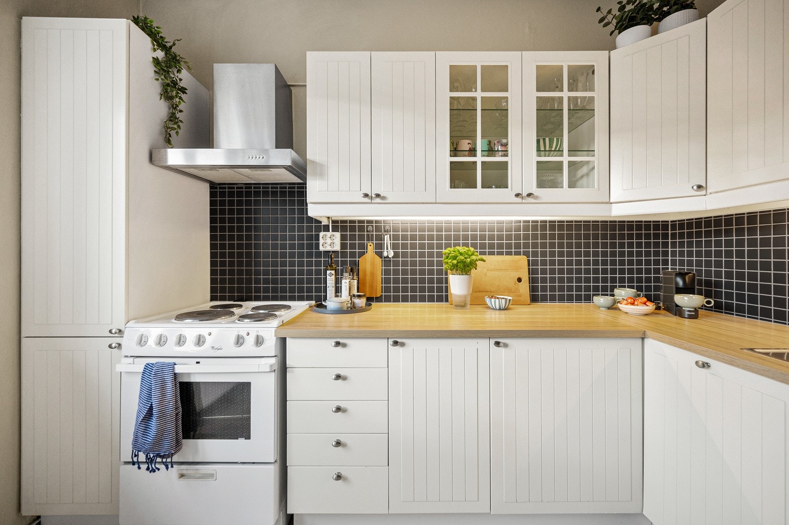 Her får du rikelig med skap- og benkeplass. Galleribilde