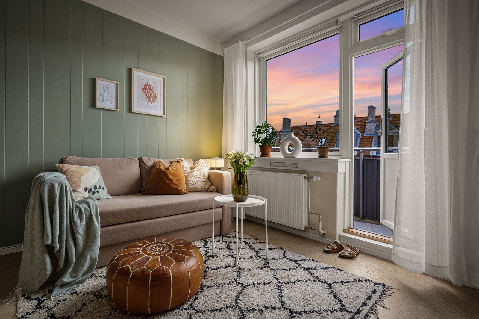 Her får du en leilighet med optimale solforhold på sommeren med sol fra ca. midt på dagen og utover kvelden. Galleribilde