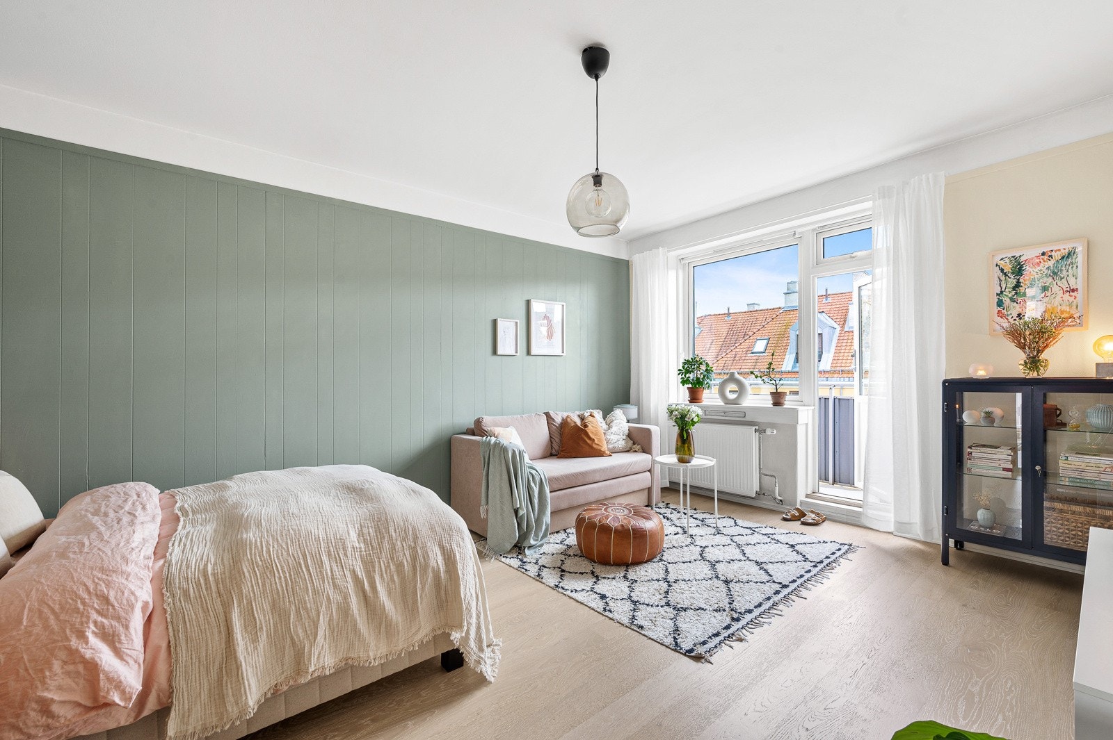 Stua er av god størrelse med flere møbleringsmuligheter. Galleribilde