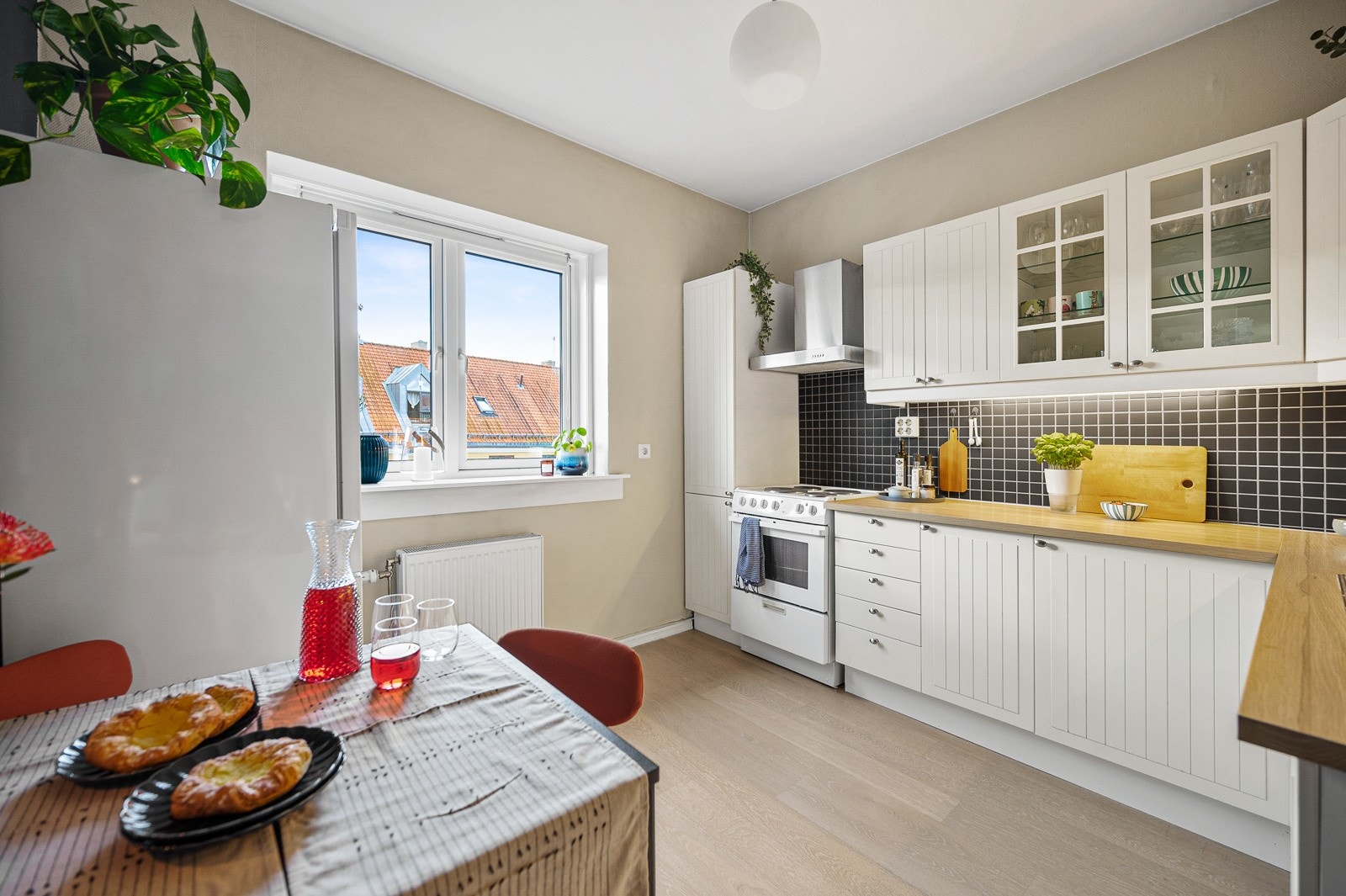 Lyst og tidløst kjøkken fra 2008 i separat rom. Galleribilde