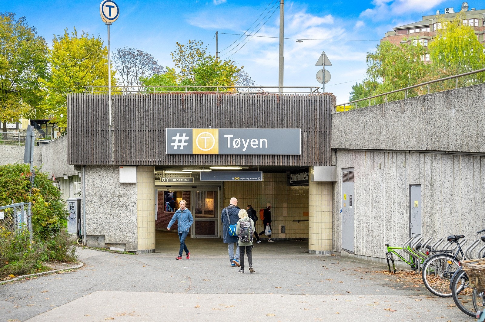 God dekning av offentlig kommunikasjon i området, med kort gangavstand til Tøyen T-bane hvor alle linjer passerer. Galleribilde