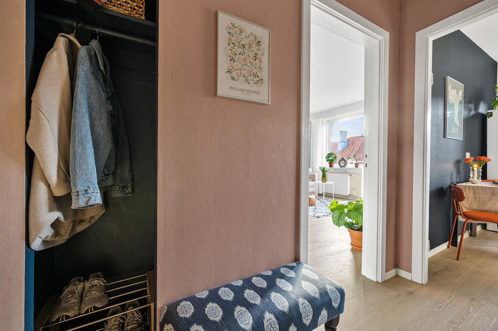 Praktisk nisje for å henge fra seg yttertøy. Galleribilde