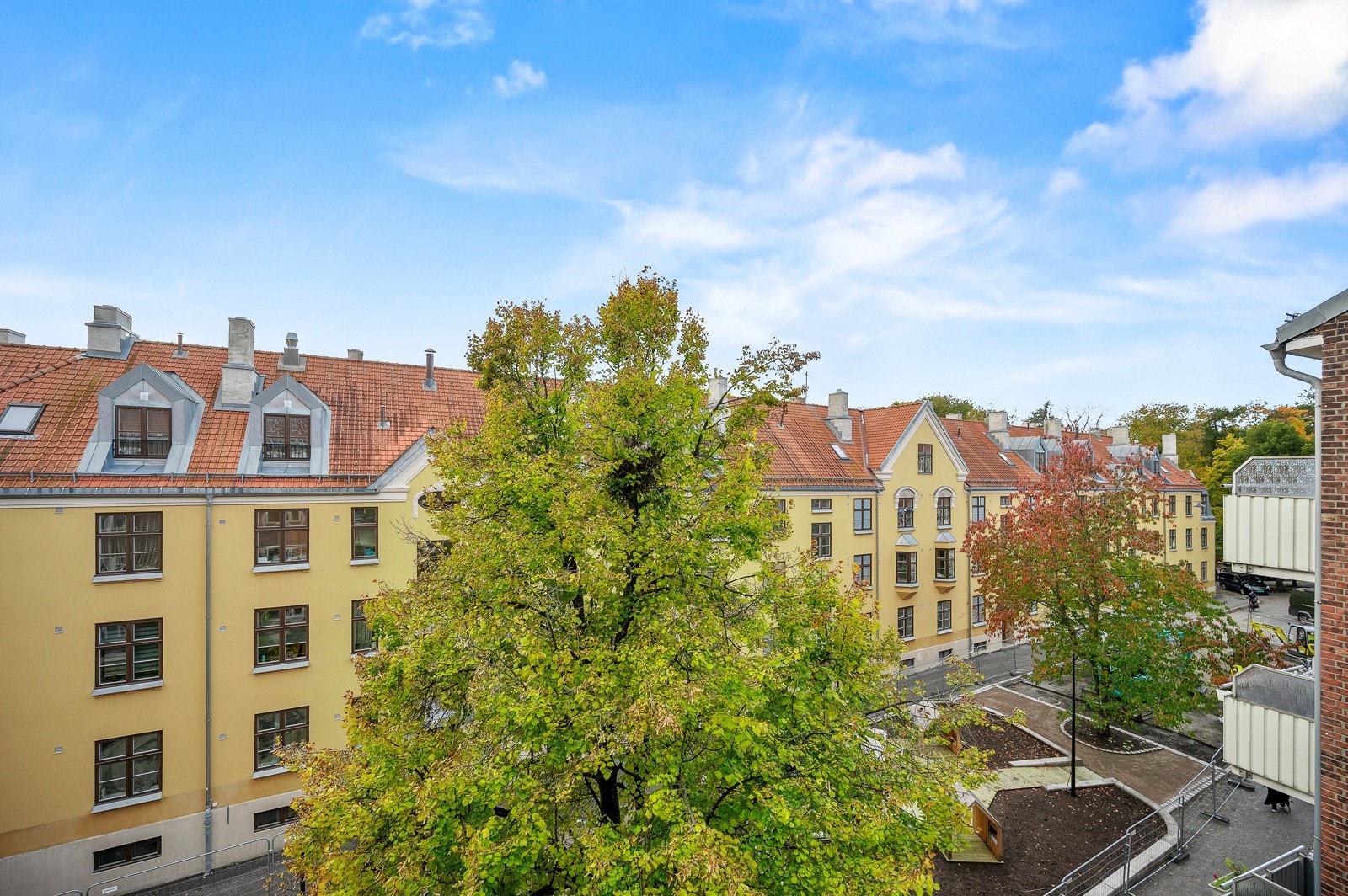 Hyggelig utsikt fra balkongen og ingen innsyn i leiligheten! Sjelden kombinasjon såpass sentralt i Oslo. Galleribilde