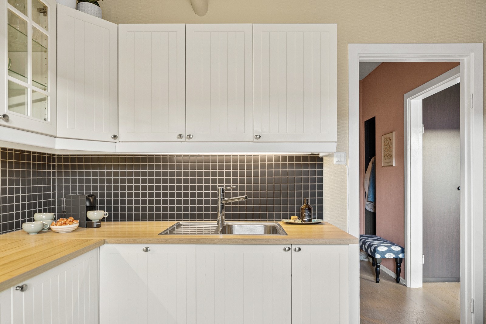 Kjøkkeninnredning med integrert oppvaskmaskin. Galleribilde