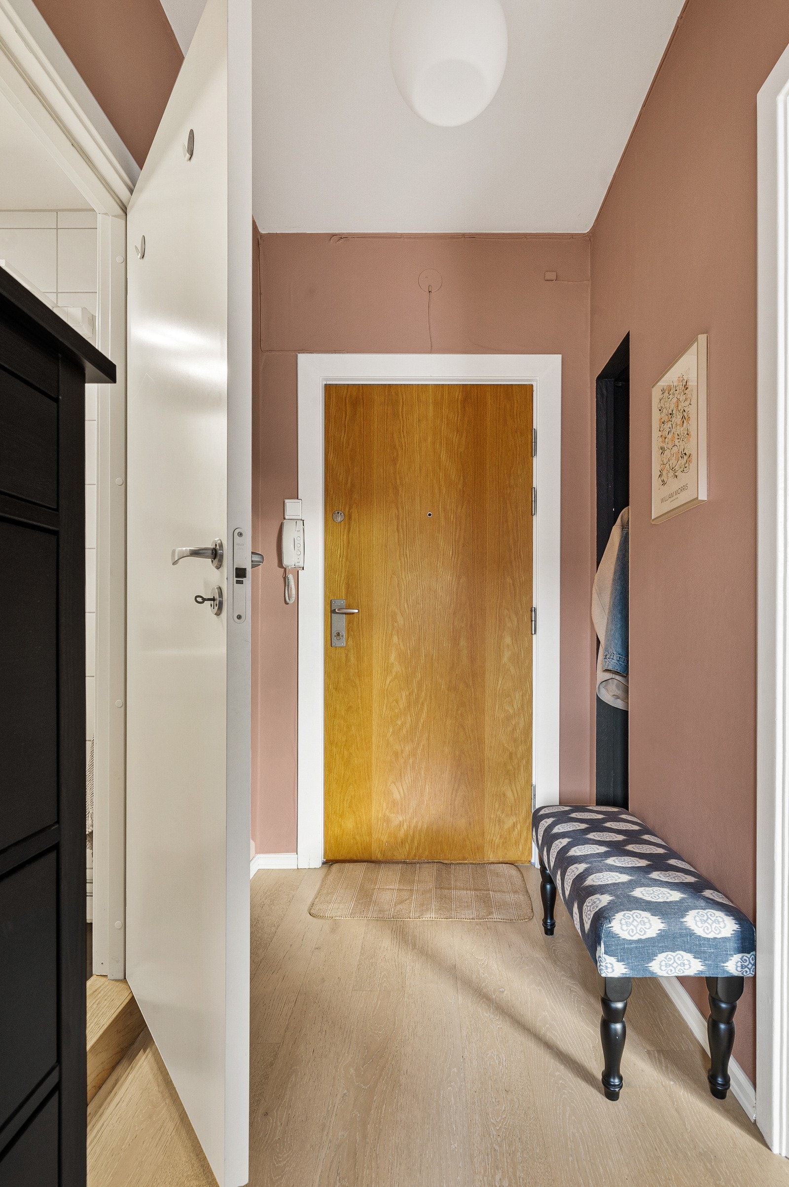 Innbydende og romslig entré. Galleribilde