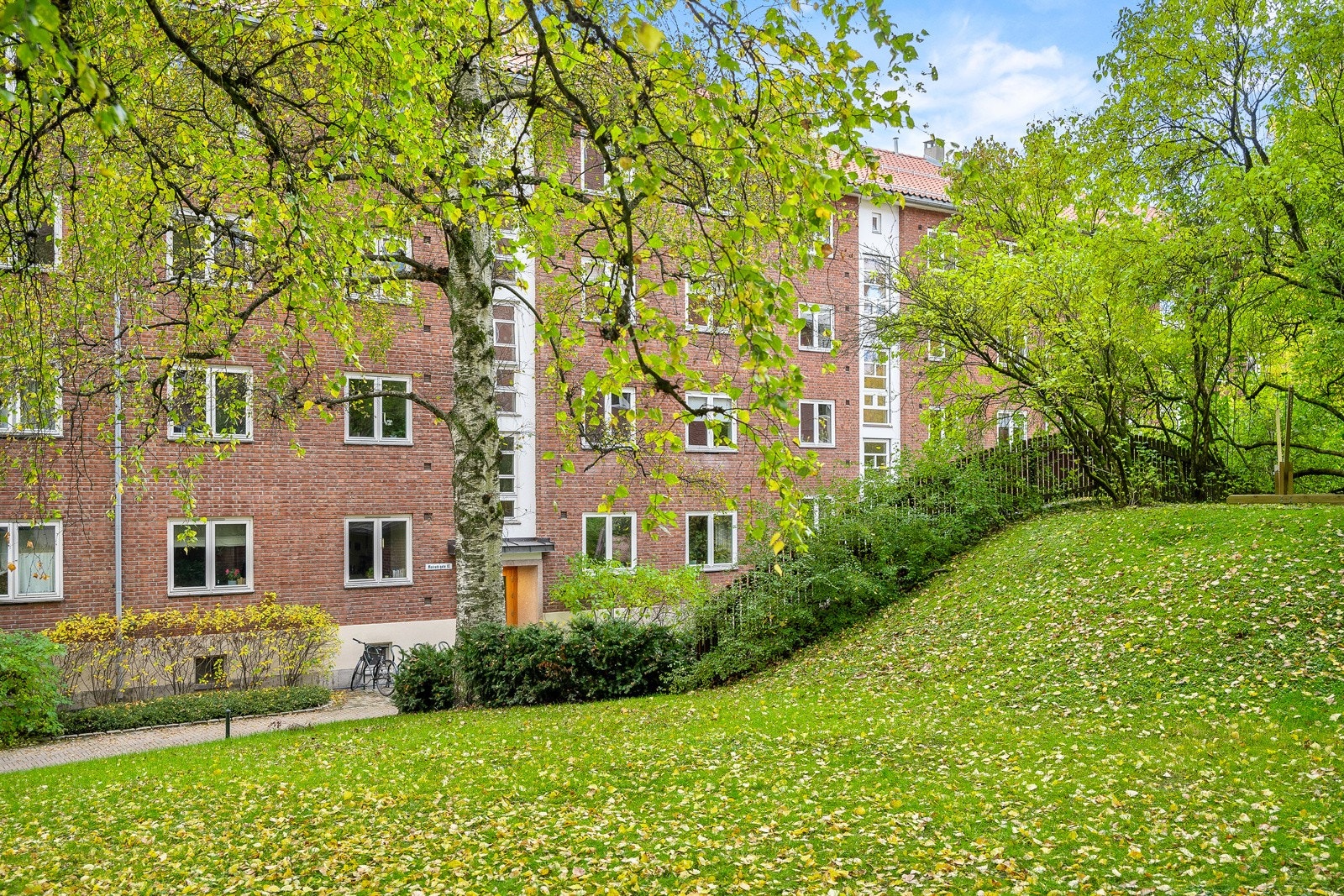 Aksjelaget har store, parkmessige fellesarealer med beplantning og sittegrupper. Galleribilde