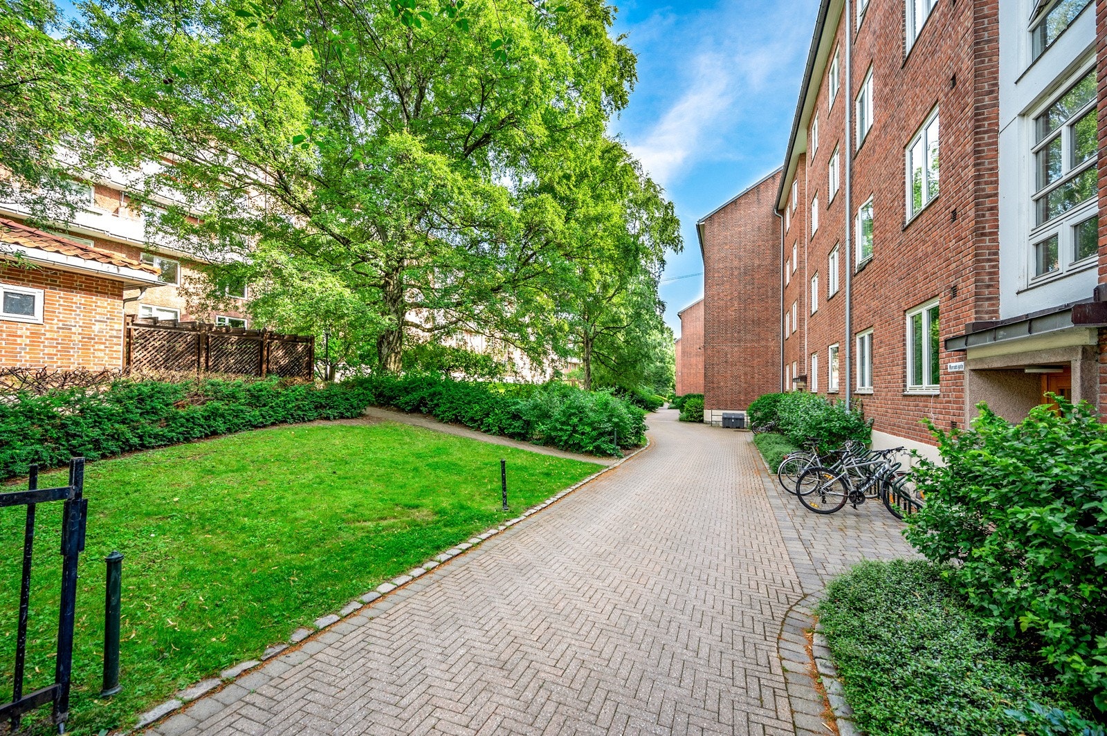 Leiligheten er en del av et populært aksjelag med flotte opparbeidede uteområder. Galleribilde