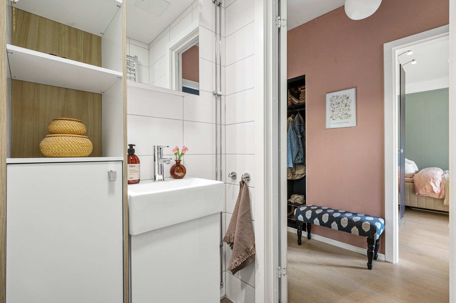 Baderomsinnredning med høyglans front. Galleribilde