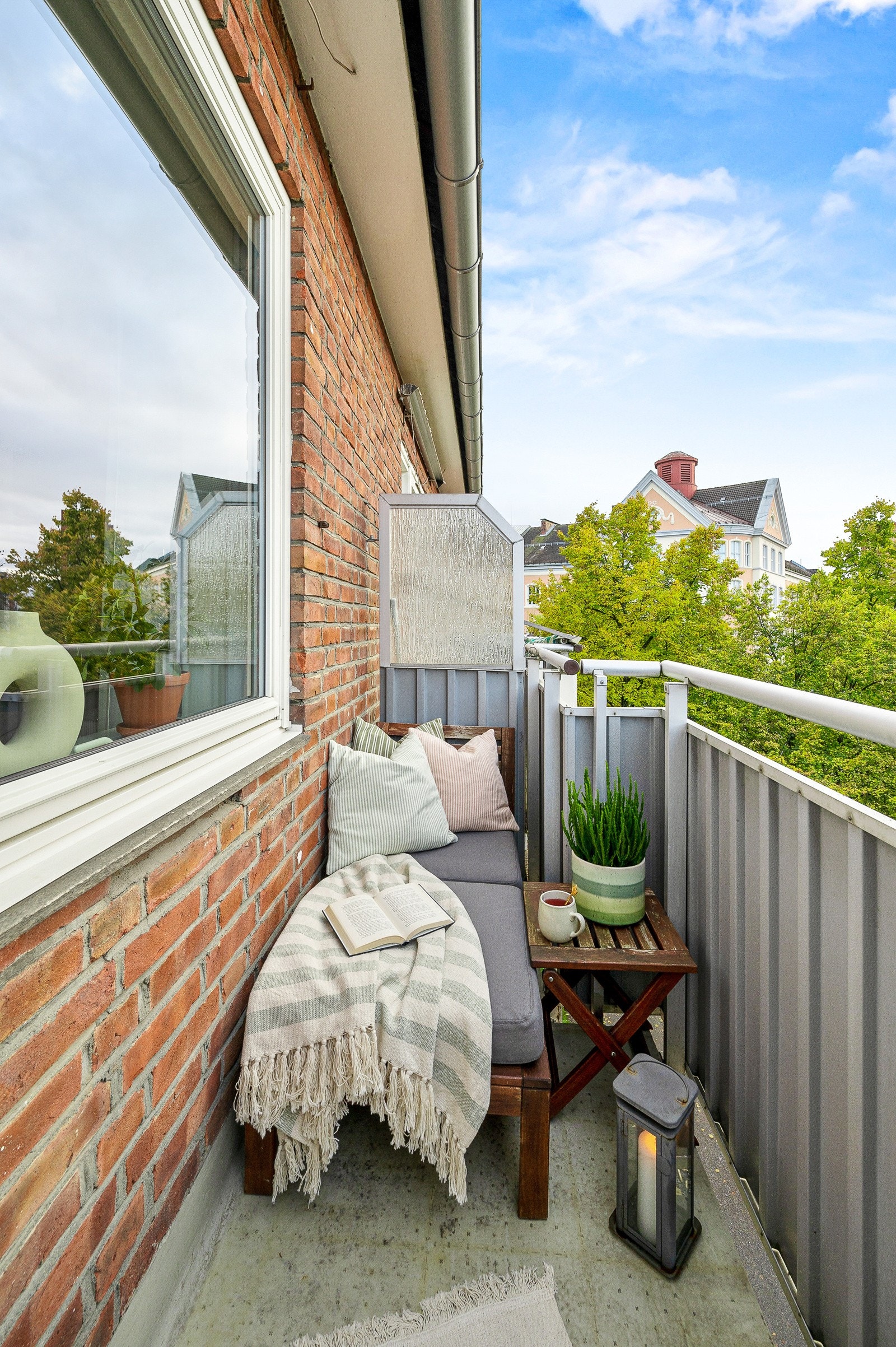 Fra stua er det utgang til en solrik, vestvendt balkong. Galleribilde