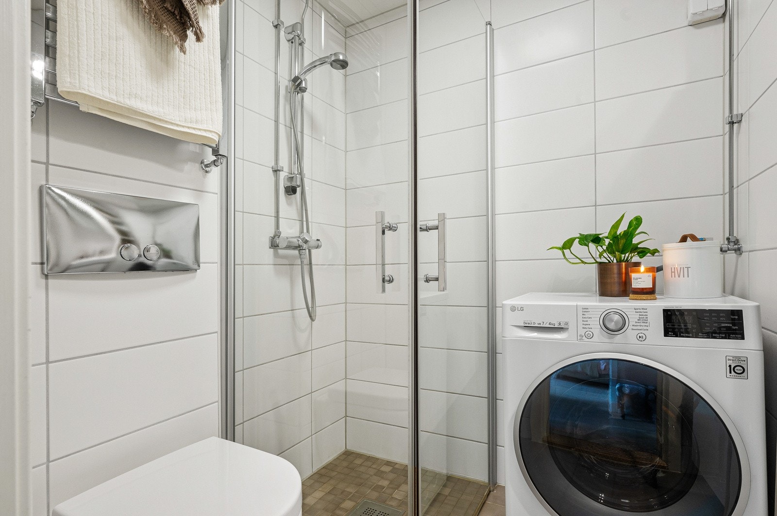 På badet er det flislagte overflater med gulvvarme, og opplegg for vaskemaskin. Galleribilde