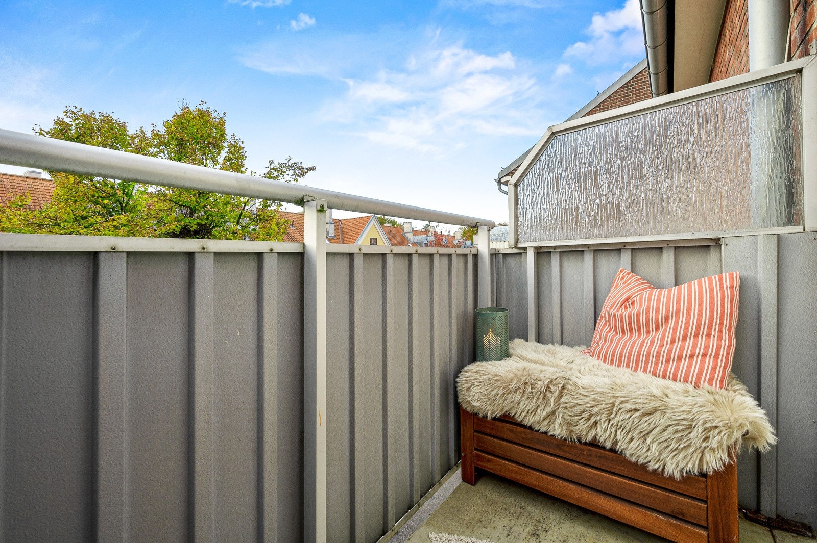 Balkongen har en fin størrelse med plass til f.eks cafésett. Galleribilde