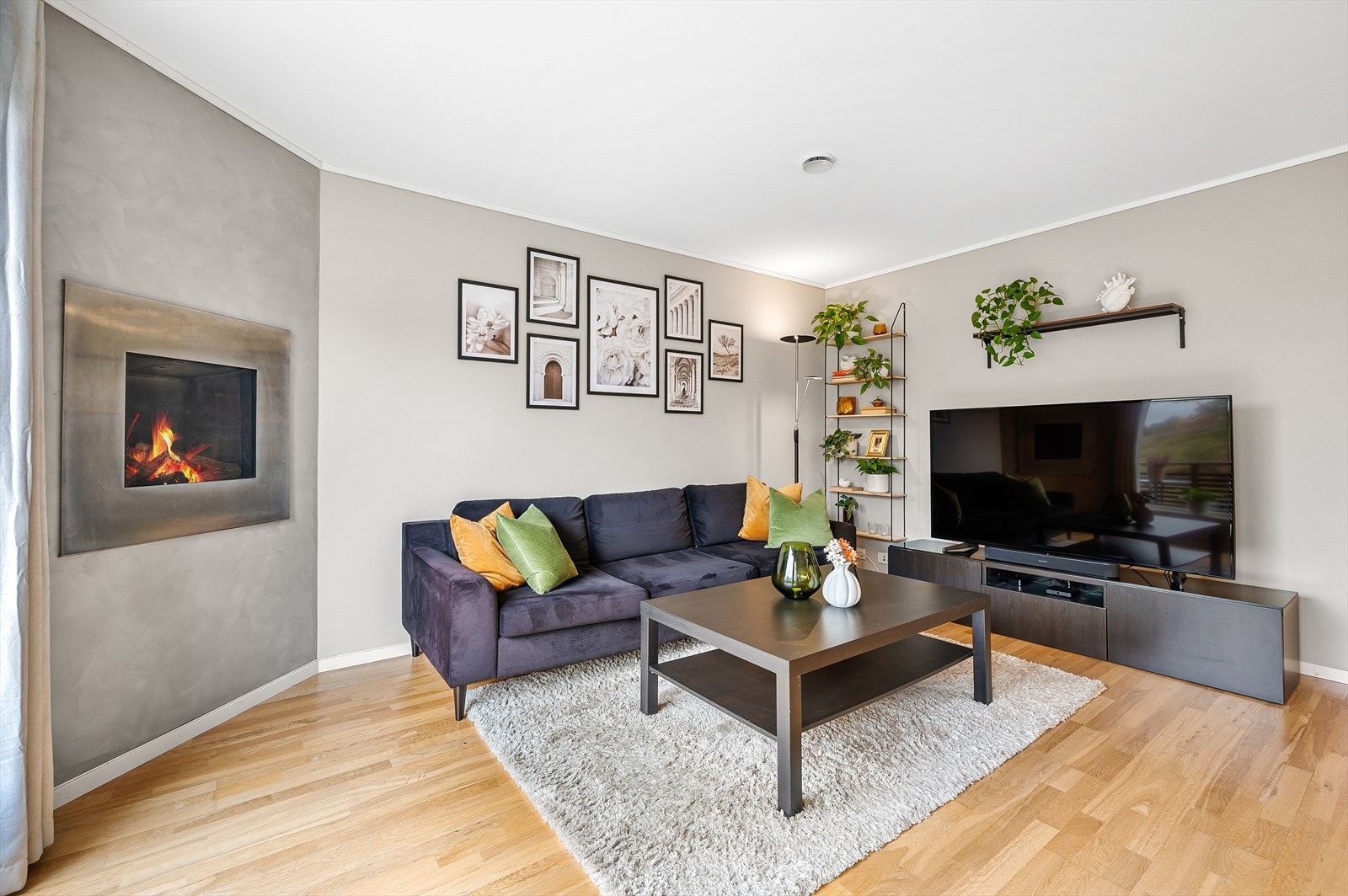 Lys og innbydende leilighet med god planløsning, solrik balkong og gasspeis Galleribilde