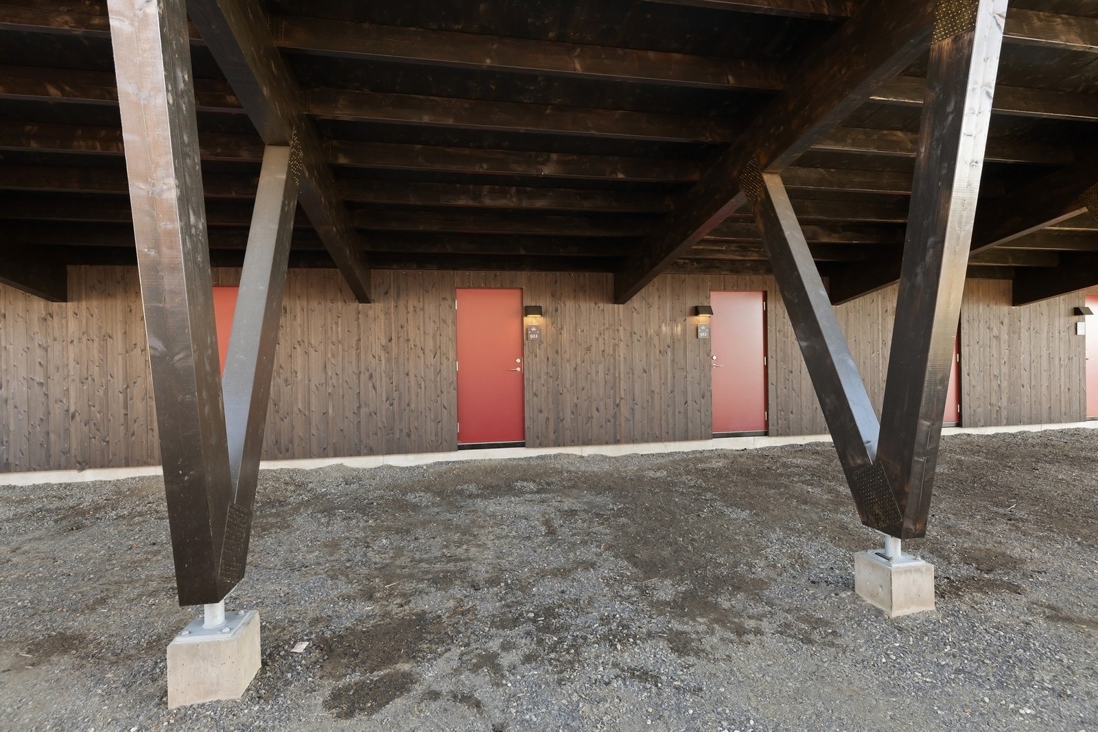 Sportsboden ligger under tak og med inngang fra carporten, der er det strøm og god plass. Galleribilde