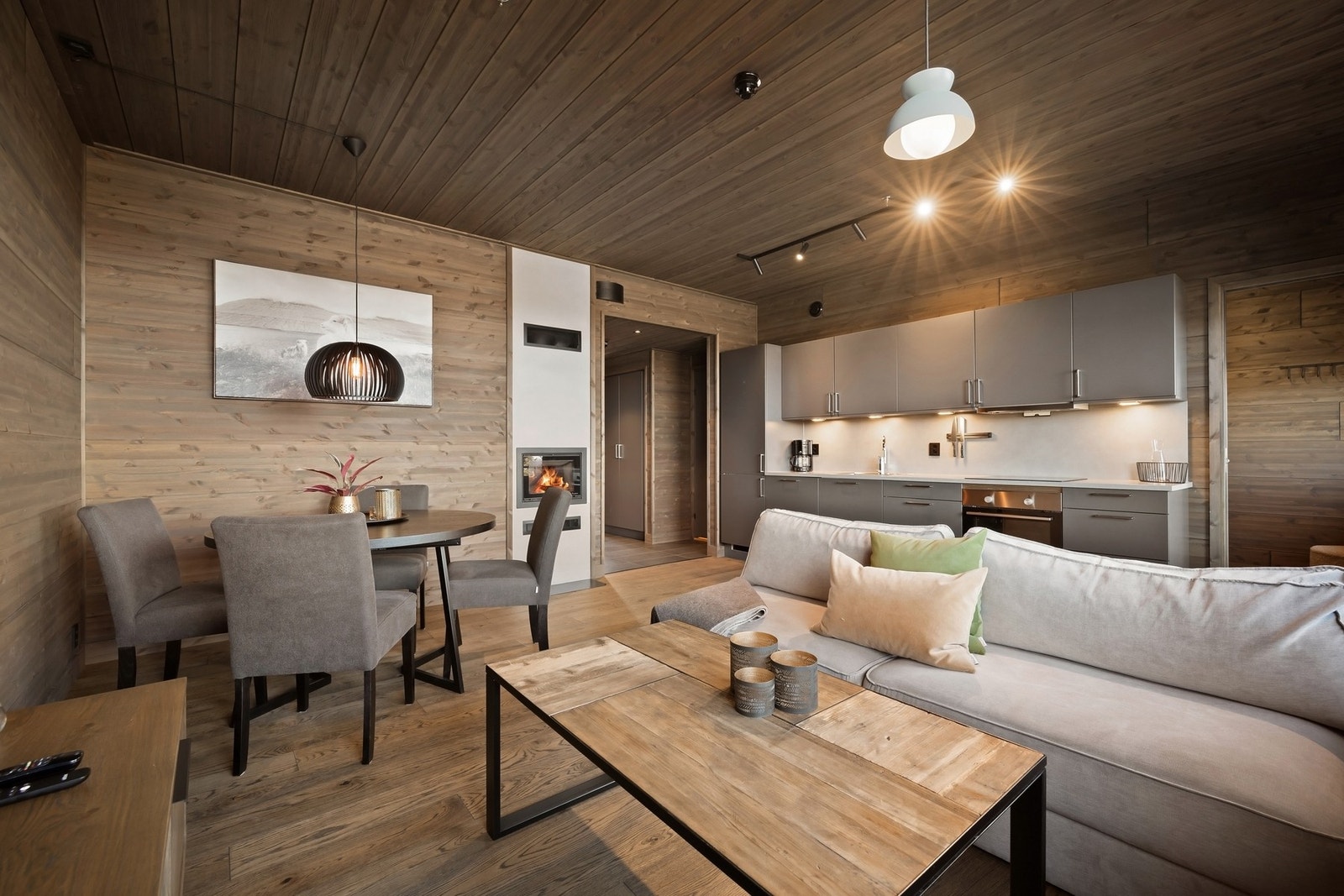 Dette er en stue som gir godfølelse, med farger som er inspirert av naturen og det moderne. Galleribilde