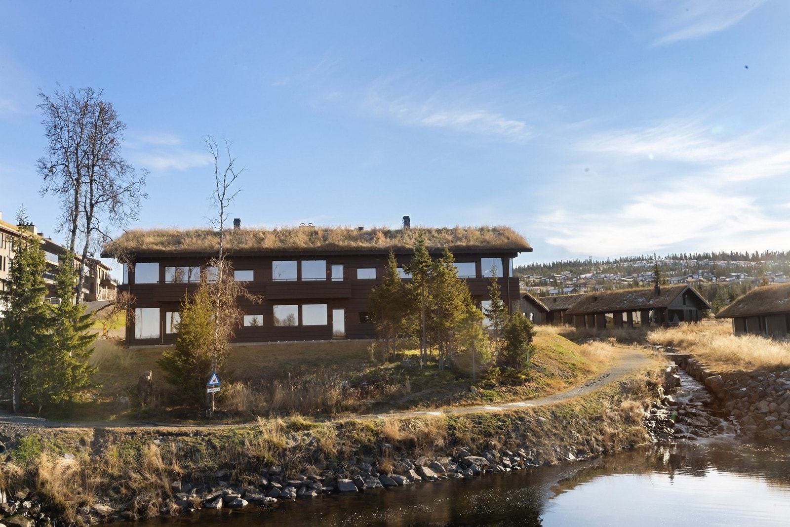 Sommerbilde av eiendommen. Galleribilde