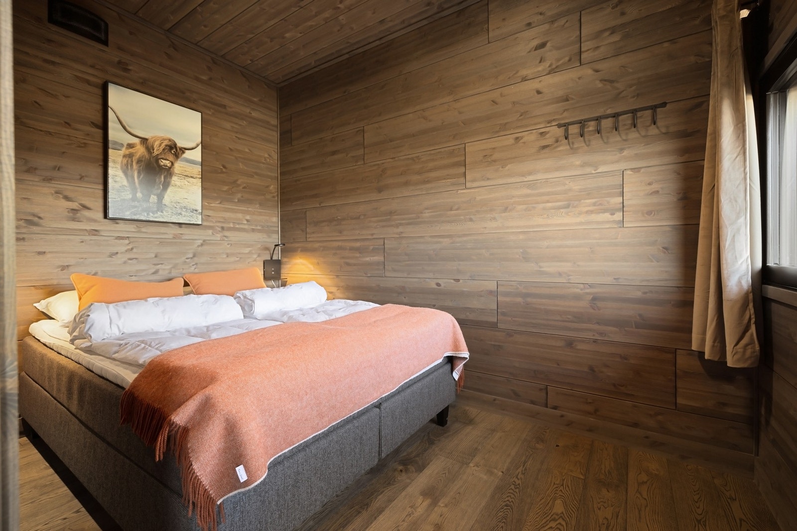 Soverom 2 med vinduer mot framsiden av bygget, hvor naturen og utsikten preger det første blikket ut på morgenen. Galleribilde