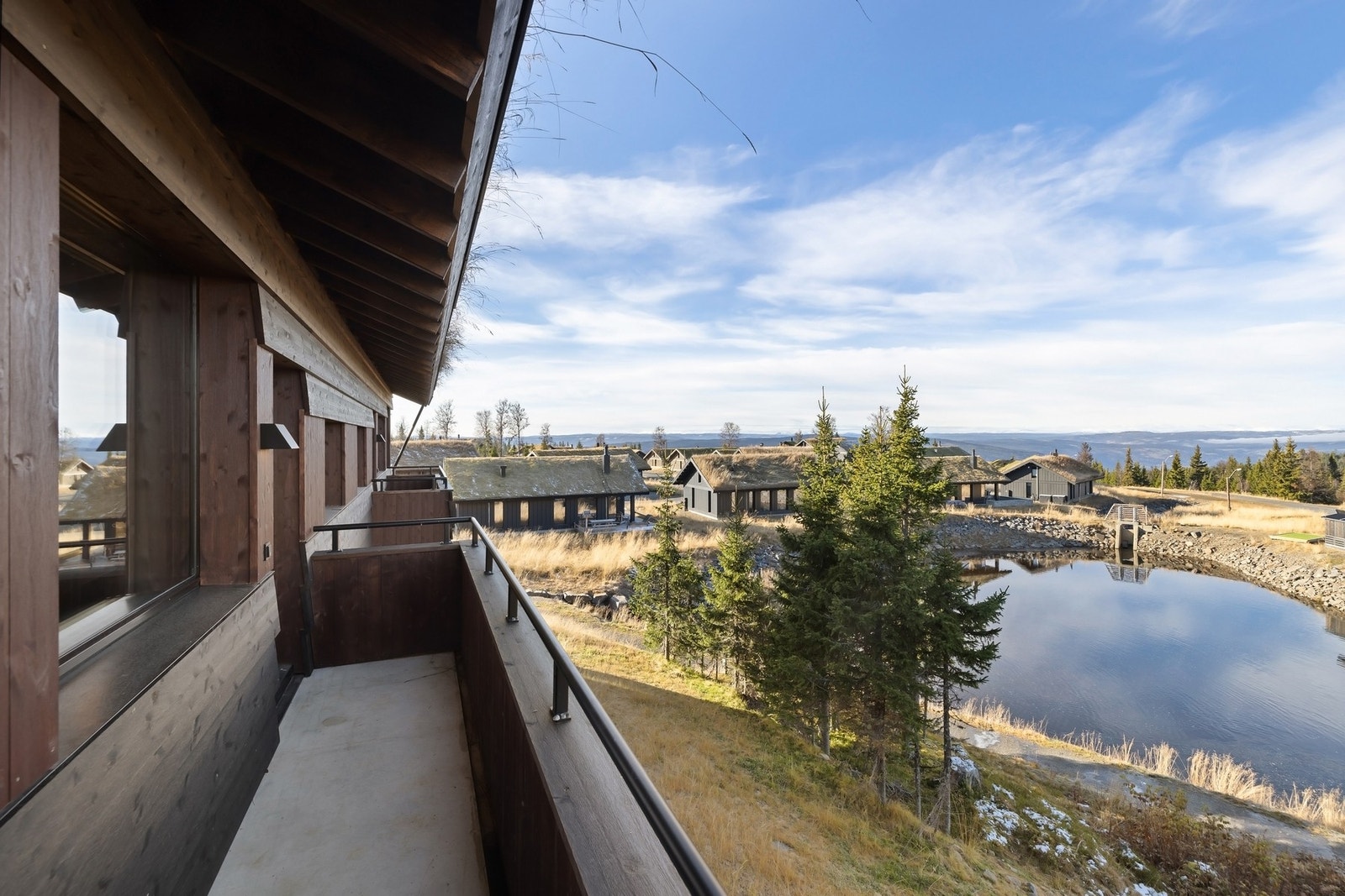 Hva er vel ikke bedre enn å sitte her å nyte fjellet. Galleribilde