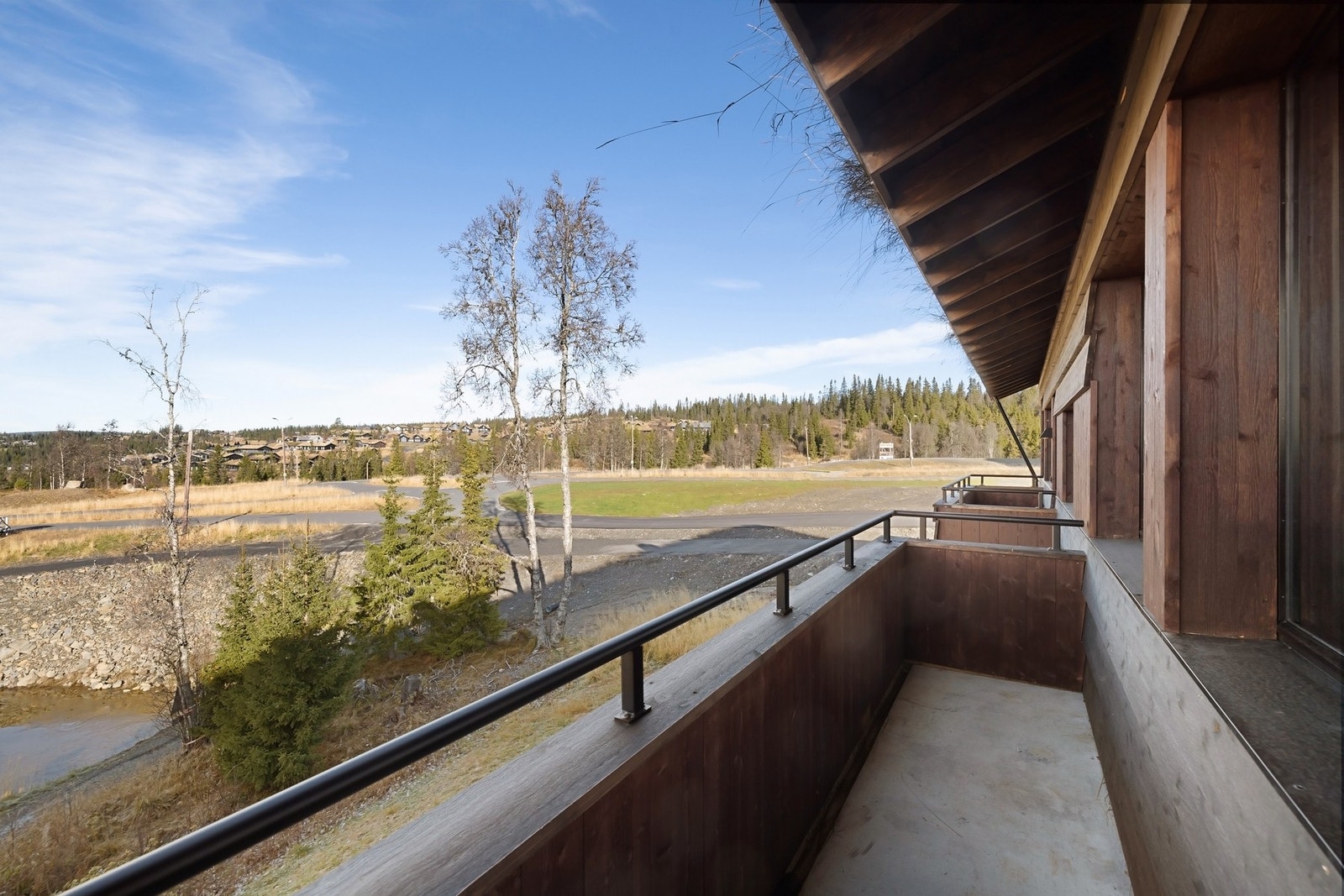 Balkongen har plass til flere stoler. Galleribilde