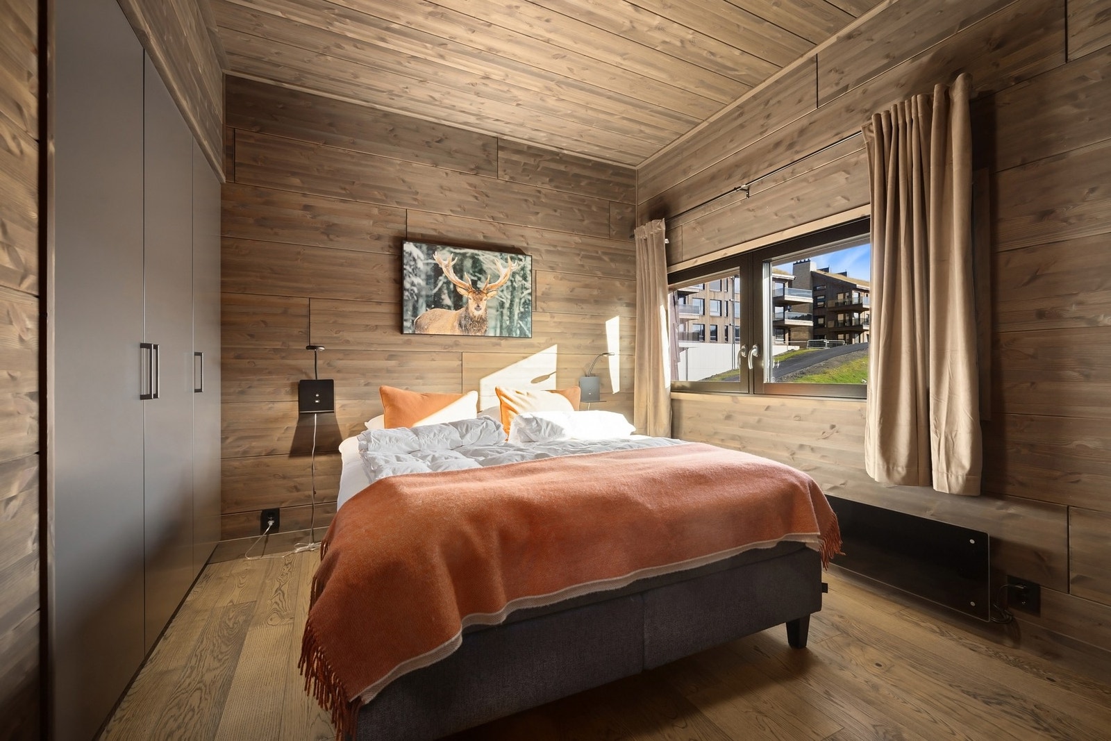 Soverom 1 meg vindu mot baksiden på leilighetsbygget. Galleribilde