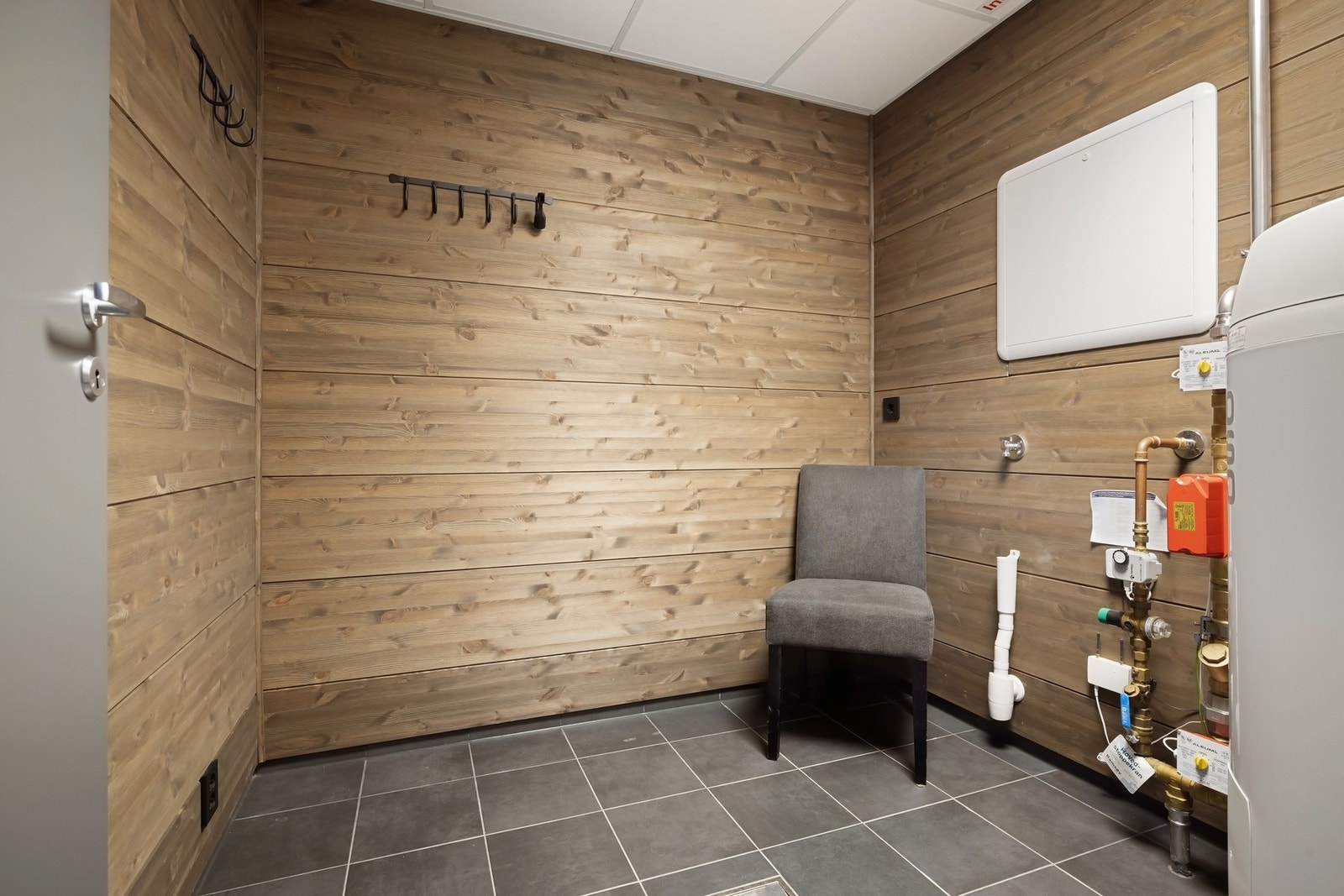 Boden med plass til vaskemaskin og god plass til å sette inn skap eller hyller om man ønsker dette. Galleribilde