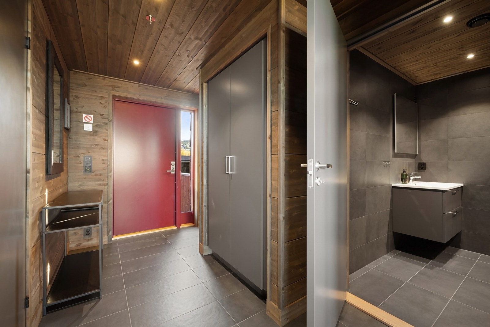 Fra gangen er det dør inn til badet, et bad som er romslig og som innehar flotte farger. Galleribilde