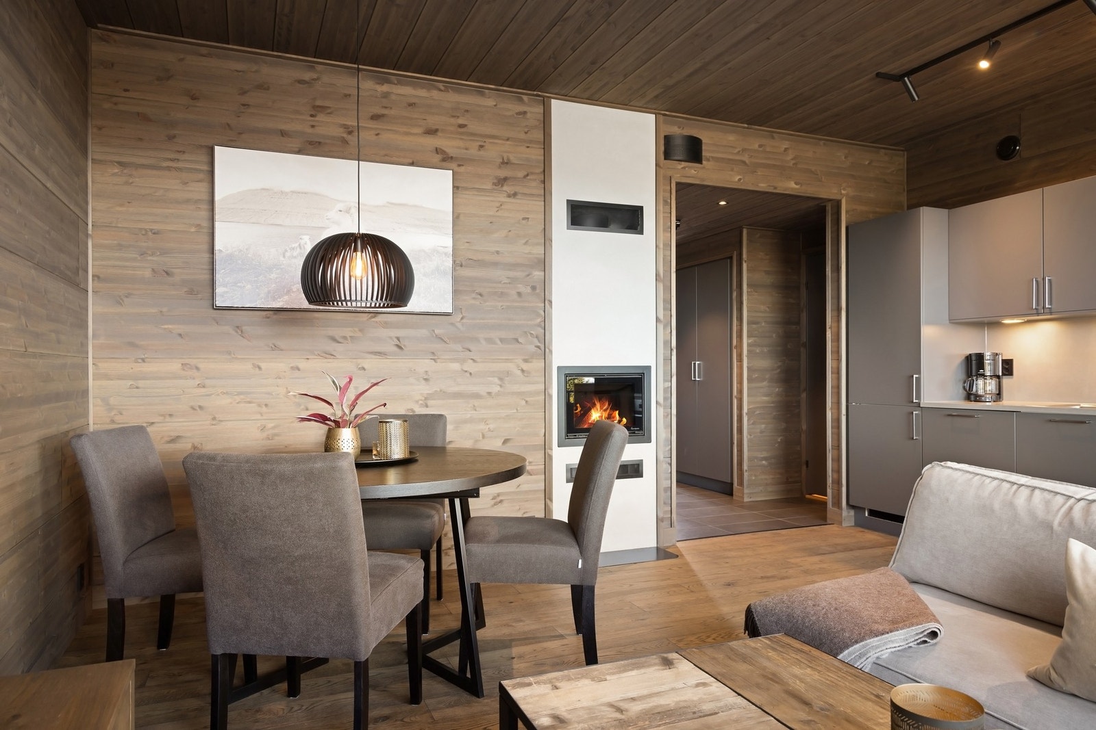 Peisen er synlig fra spisegruppen, men også sofagruppen. Galleribilde