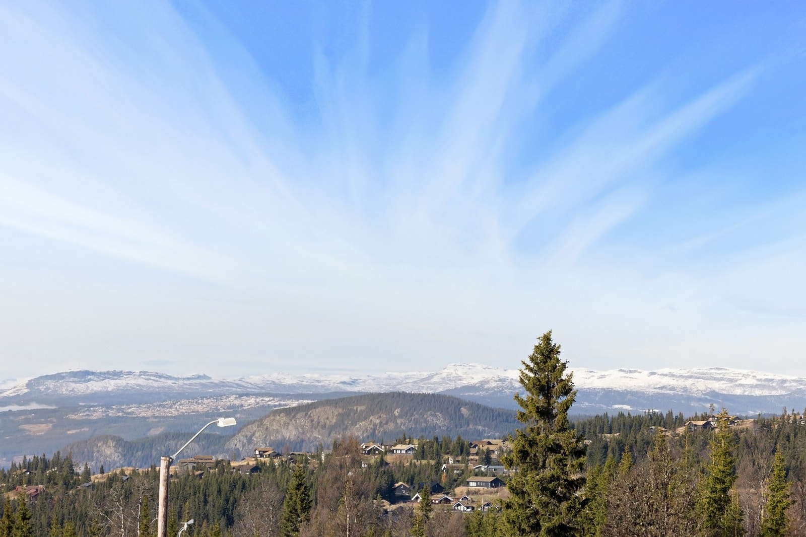 Her ser man over mot Skeikampen, og kan få med seg alle årstider som har en sjarm. Galleribilde