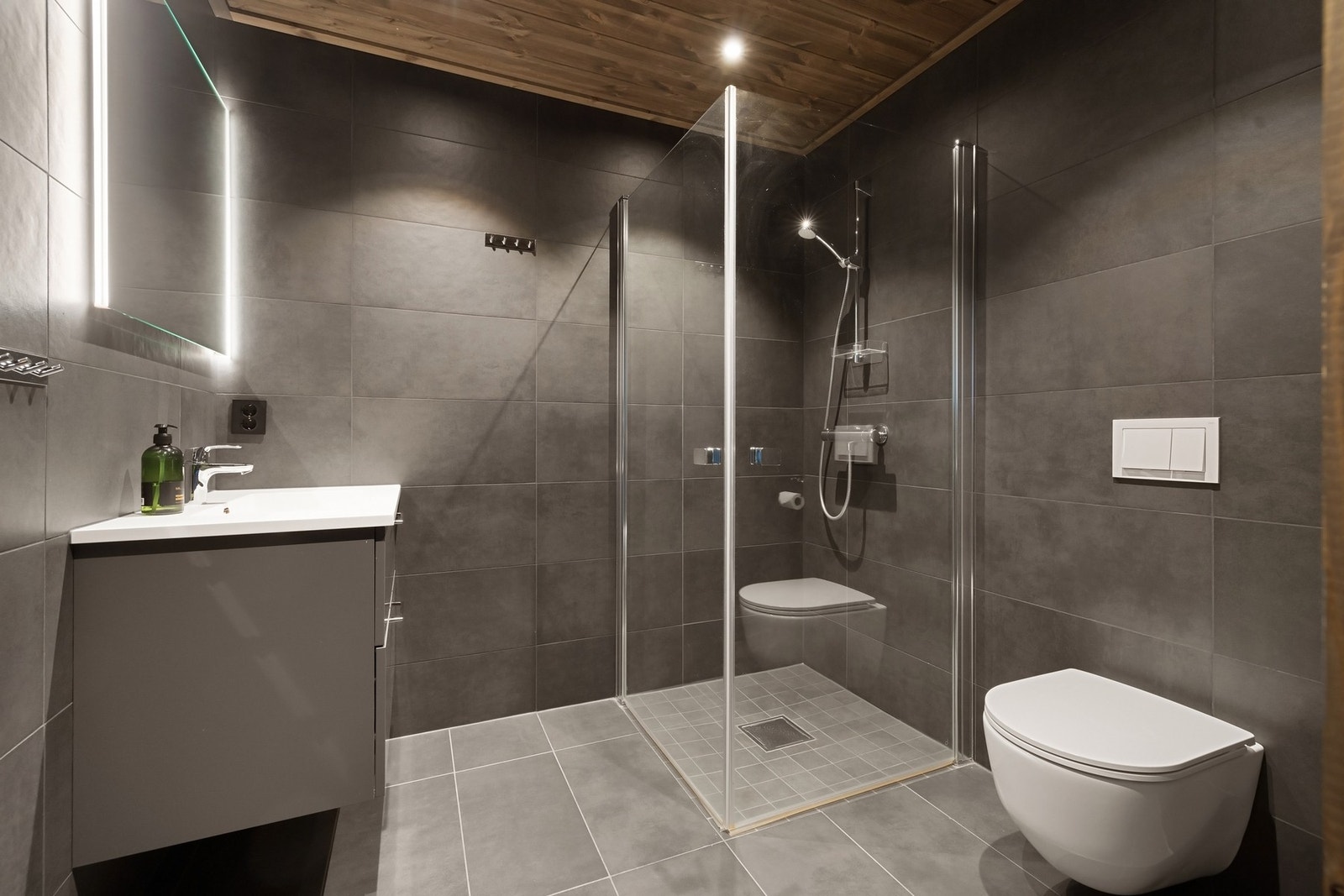 Dette er et bad du vil like, med vegghengt WC, flott innredning og dusjveggen i glass. Galleribilde