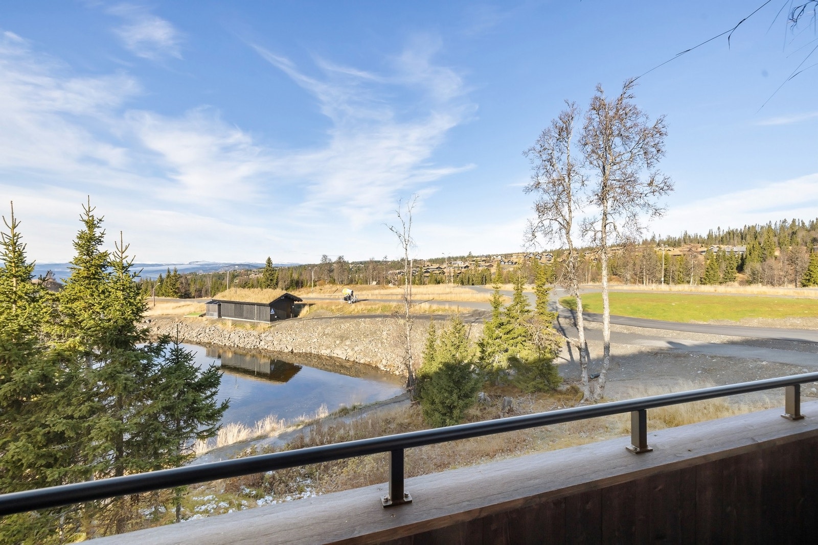 Skiløpen er rett ved bygget, så enten det er sommer eller vinter kan du her gå rett ut i sporet, eller renne inn i alpinbakken. Galleribilde