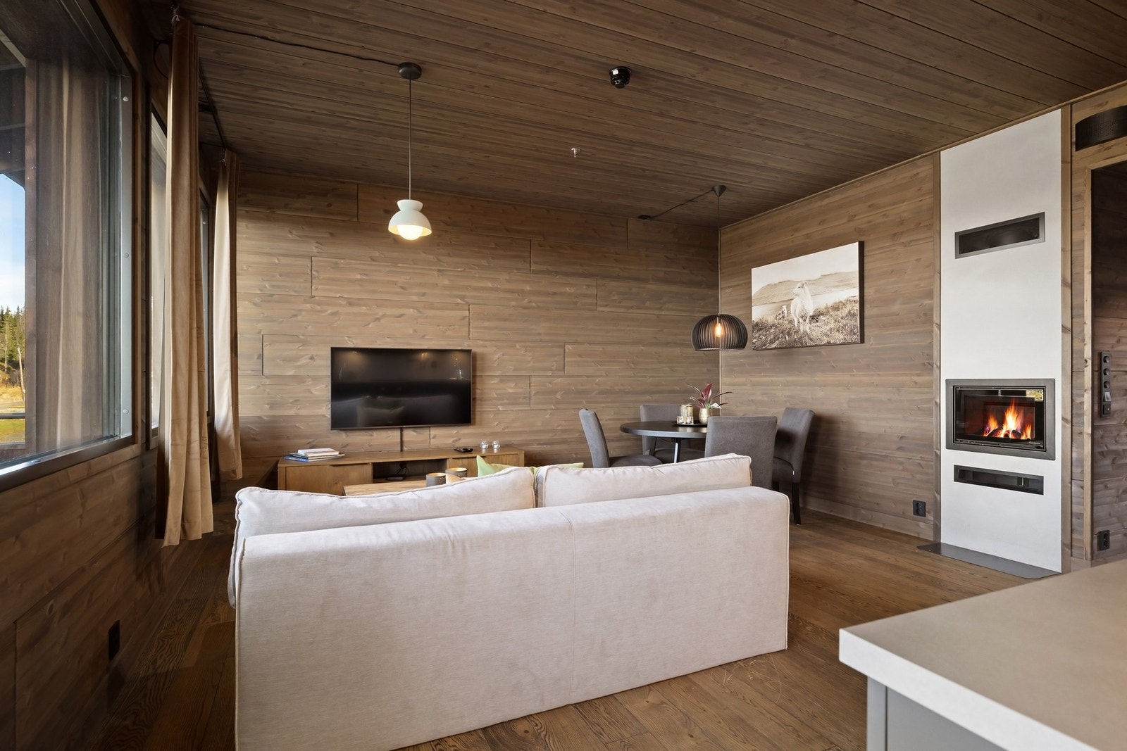 Med den flotte peisen er det klart for hyggelige kvelder sammen familien eller venner. Galleribilde