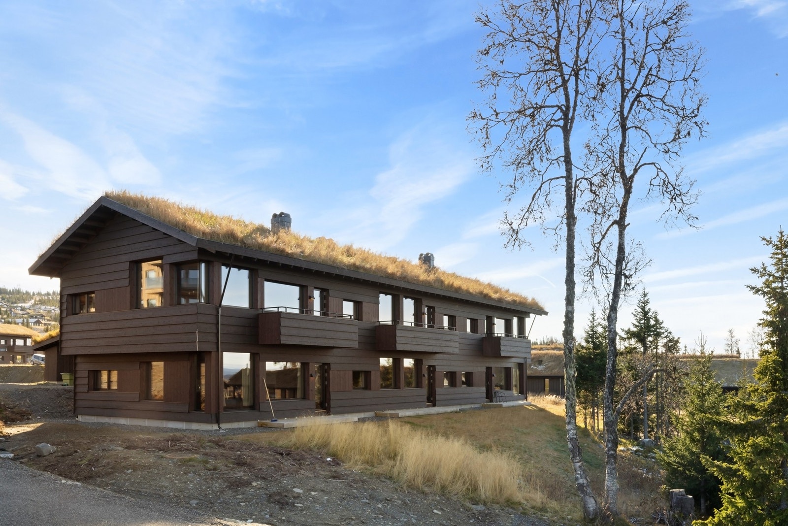 Leiligheten ligger midt på bygget i 2 etasje med flott balkong. Galleribilde