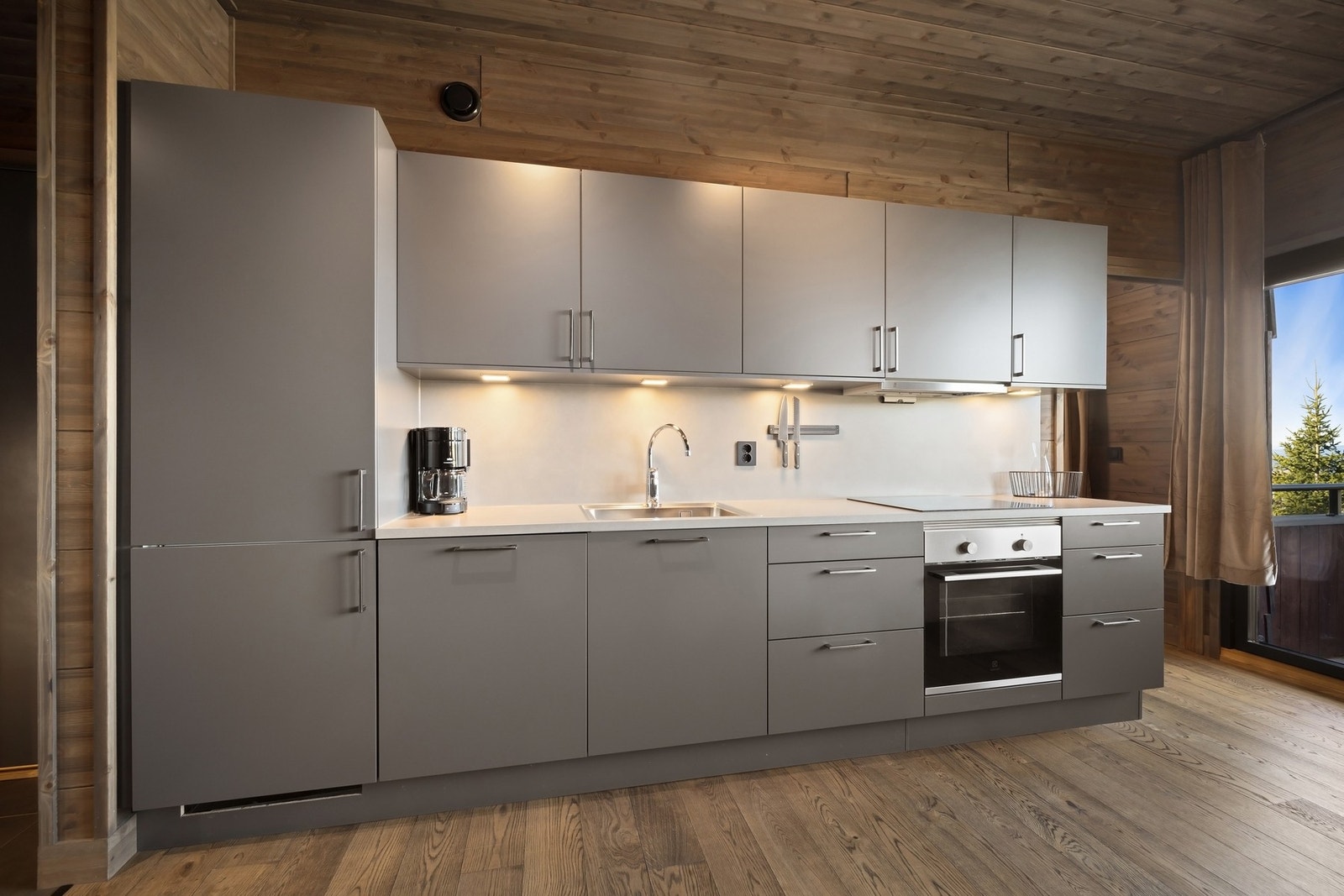 Moderne og tidsriktig kjøkken sta HTH med integrerte hvitevarer. Galleribilde