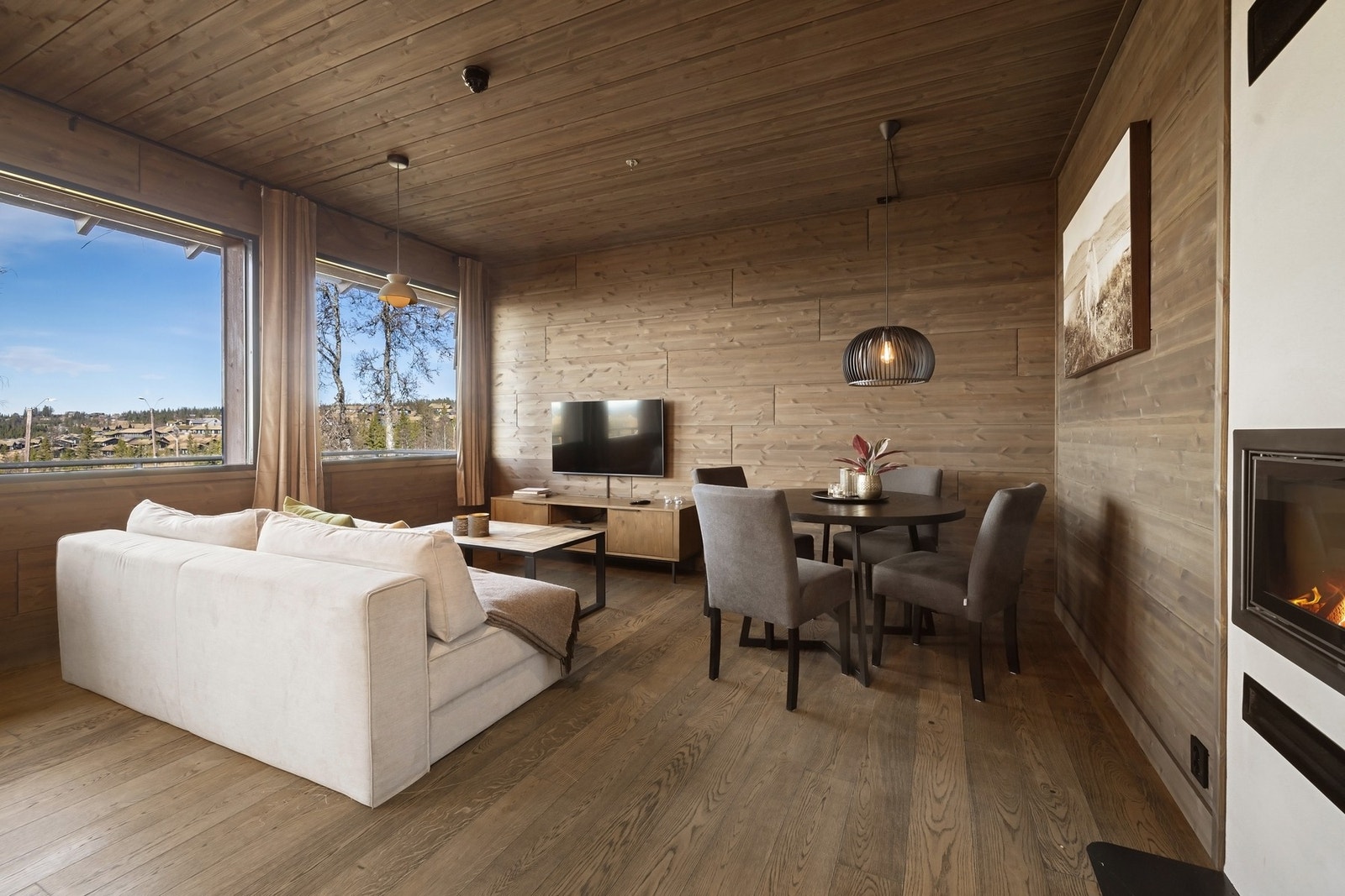 Store vindusflater gir rommet er særpreg, og opplevelsen enten det er dag eller kveld er fantastisk. Galleribilde