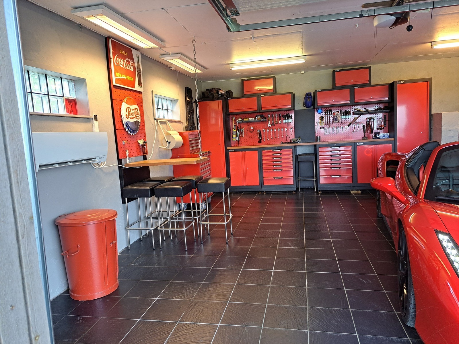 Dobbelgarasjen er isolert, flislagt gulv og moderne varmepumpe. Gode lagringsmuligheter over garasjen, med nedfellbar trapp innvendig, samt enkel og god tilgang ifra utvendig. Galleribilde