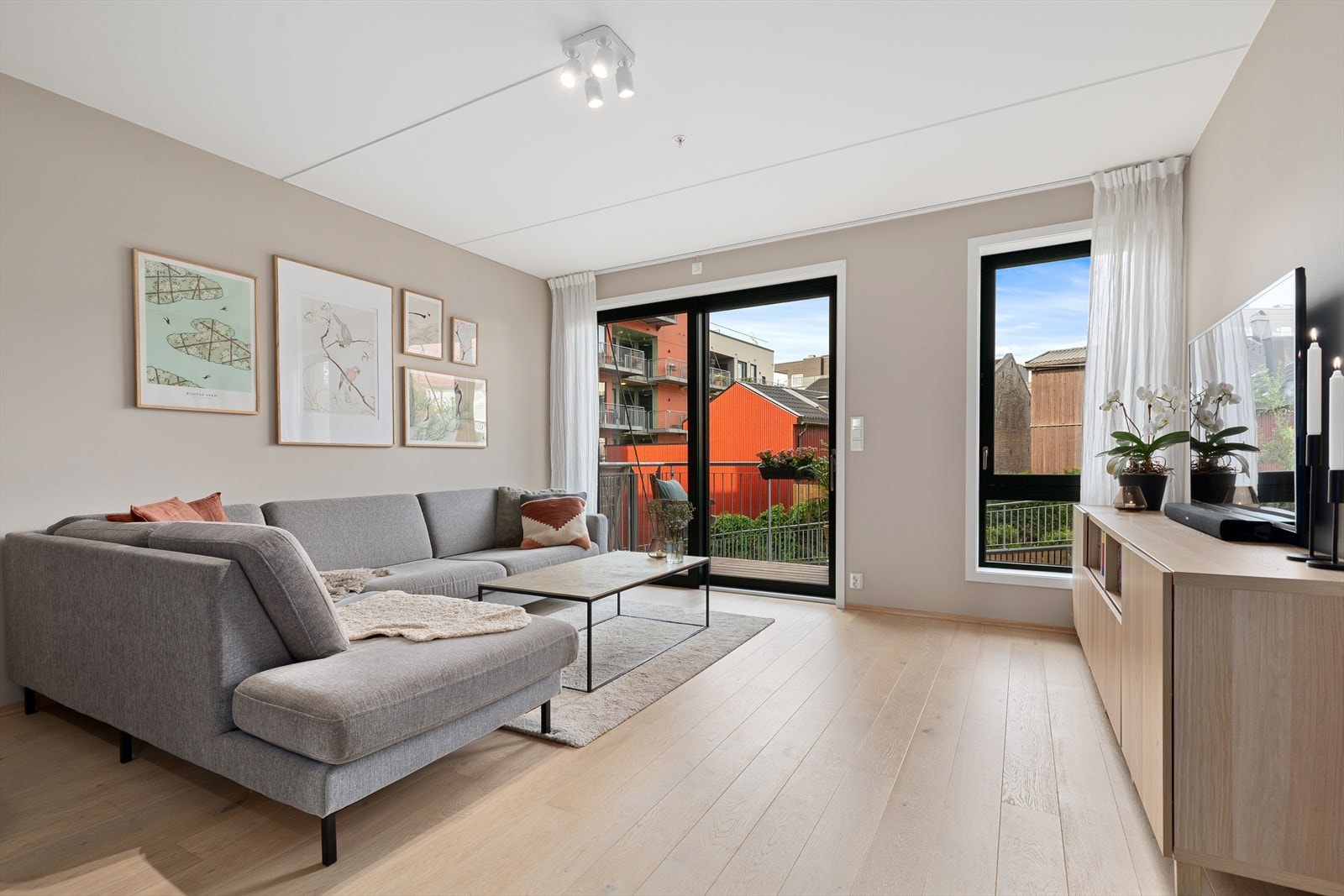 De store vindusflatene bidrar til optimale lysforhold i oppholdsrommet Galleribilde